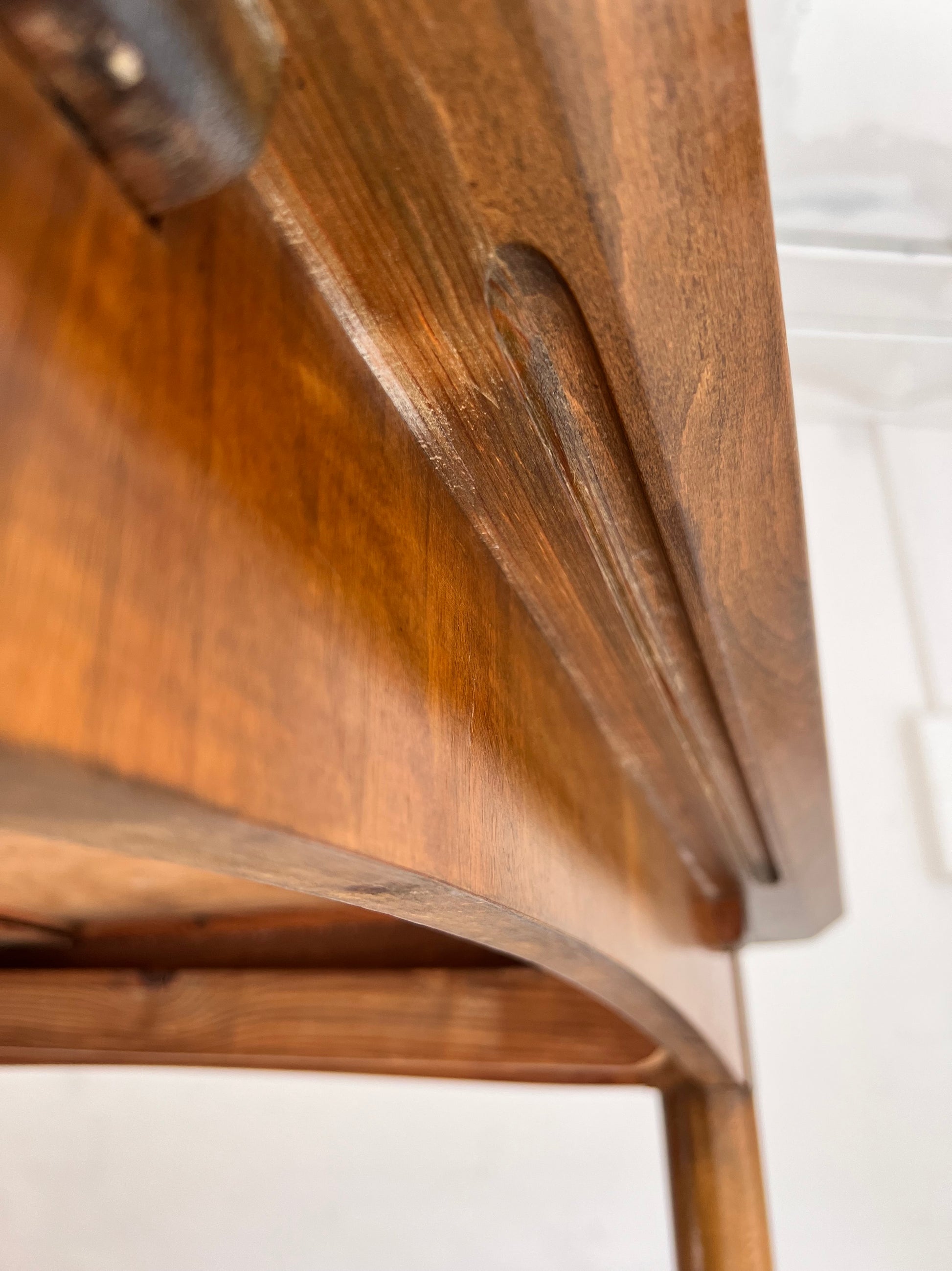 Ausziehbarer Esstisch mit Teak Tischplatte und Nussbaum Gestell