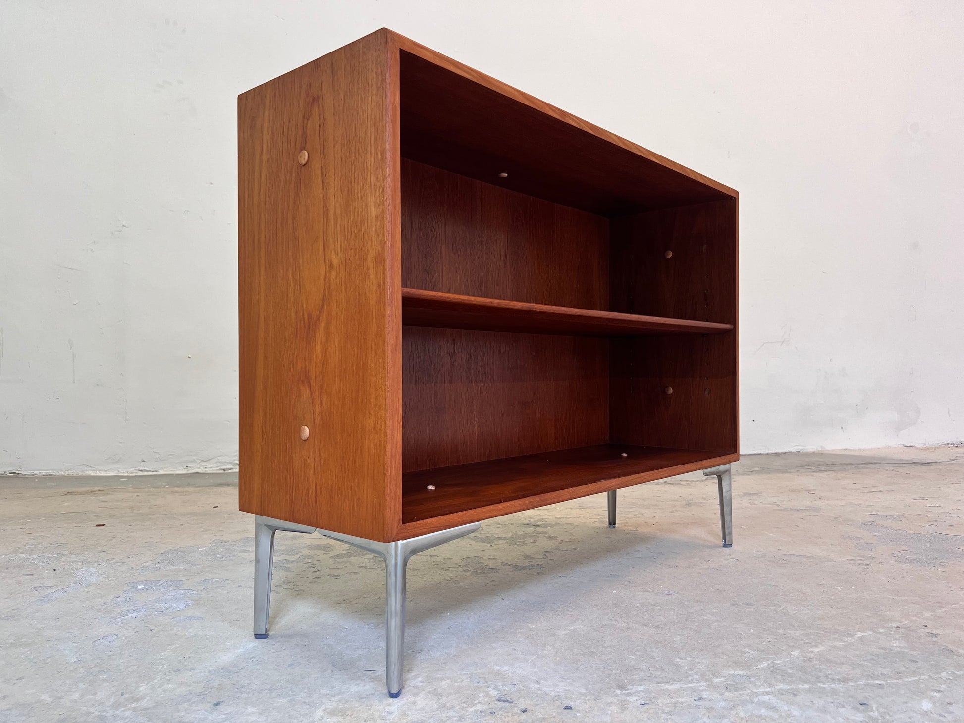 Regal Teak mit neuen Chromfüßen