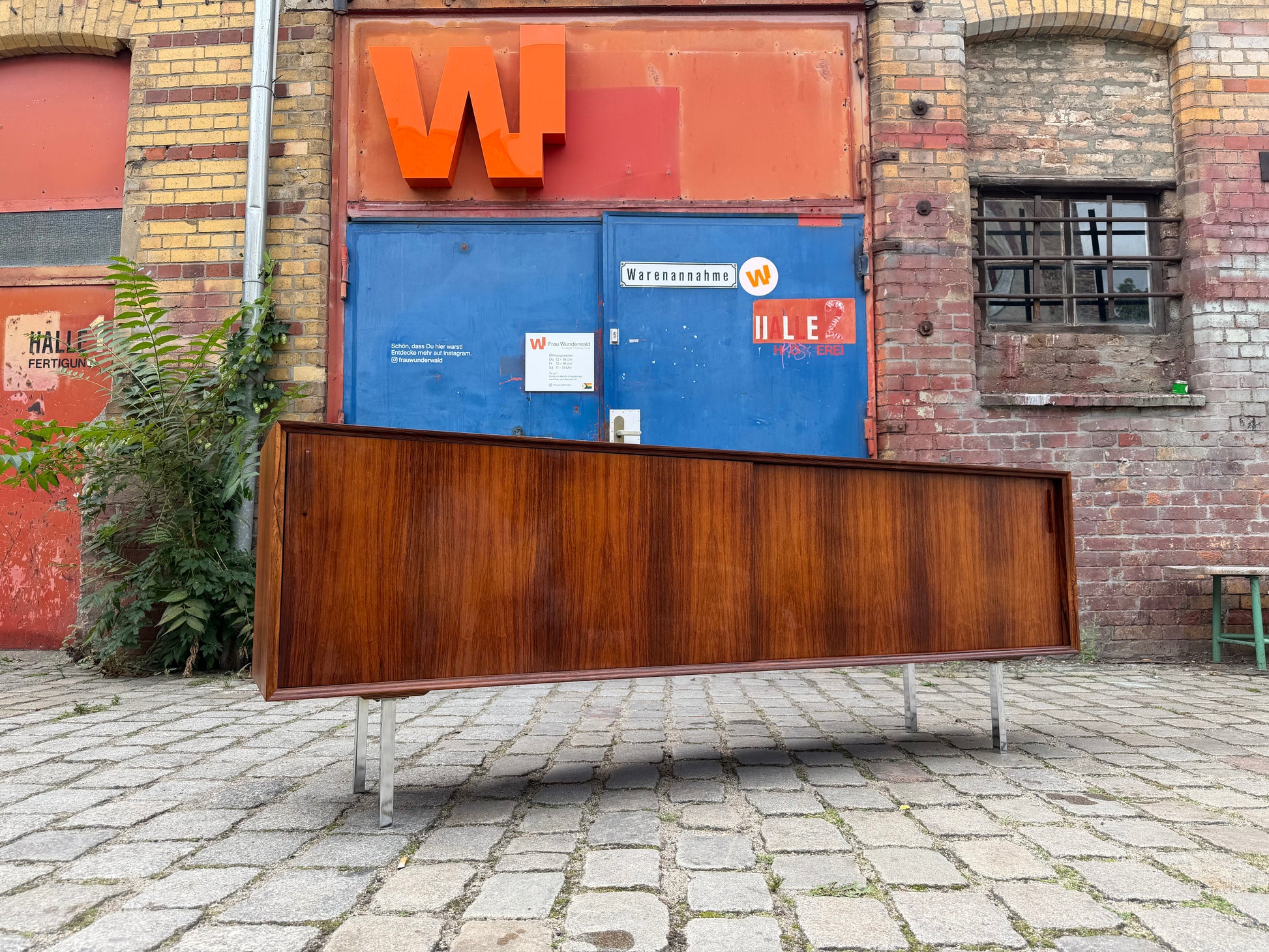 Sideboard Mahagoni mit Schiebetüren & Chromfüßen