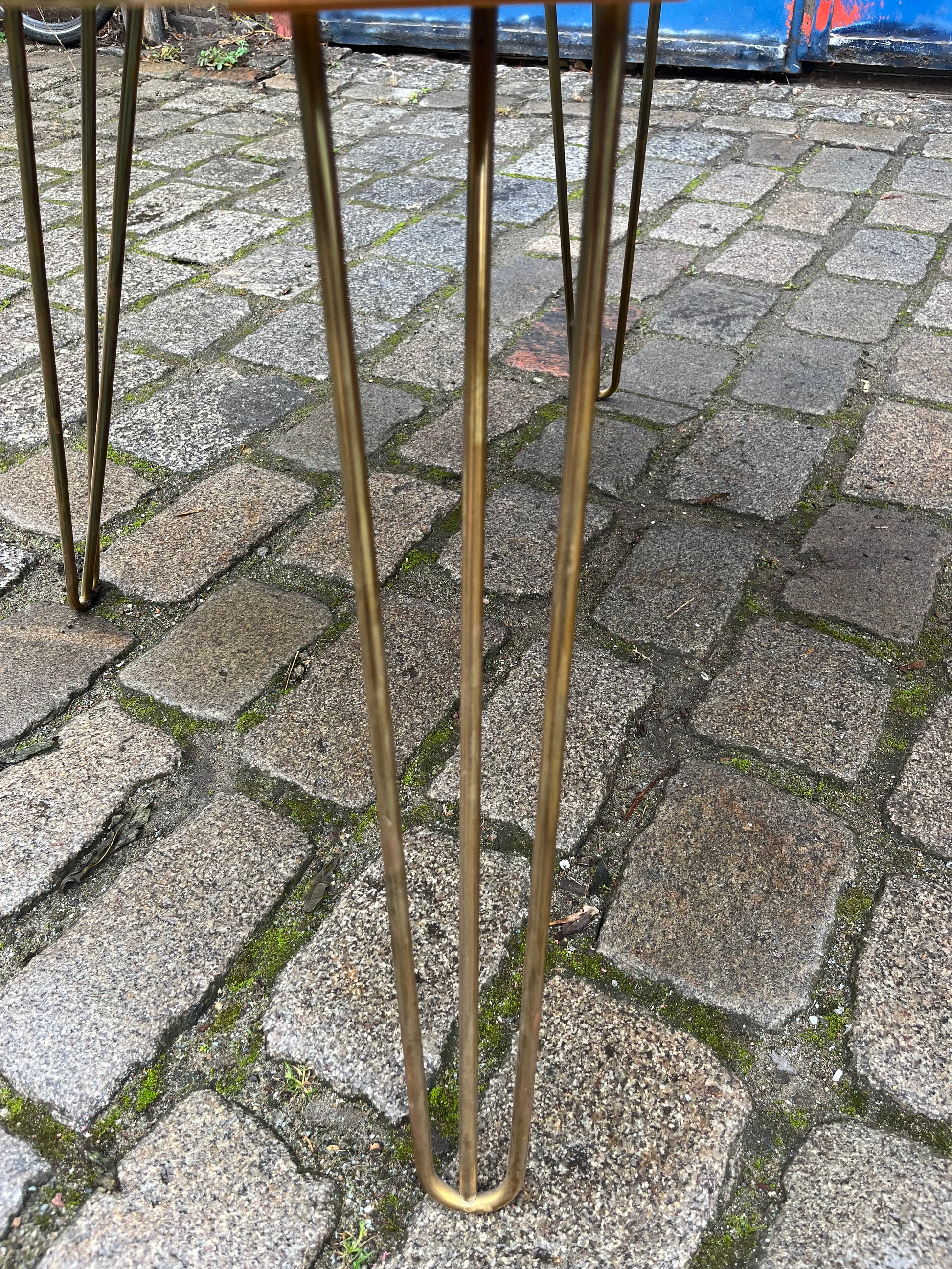 Mosaiktisch weiß grau mit original Messing-Hairpinlegs