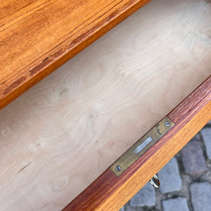 Kommode Teak mit durchgängigen Griffen & Schloss aus Dänemark