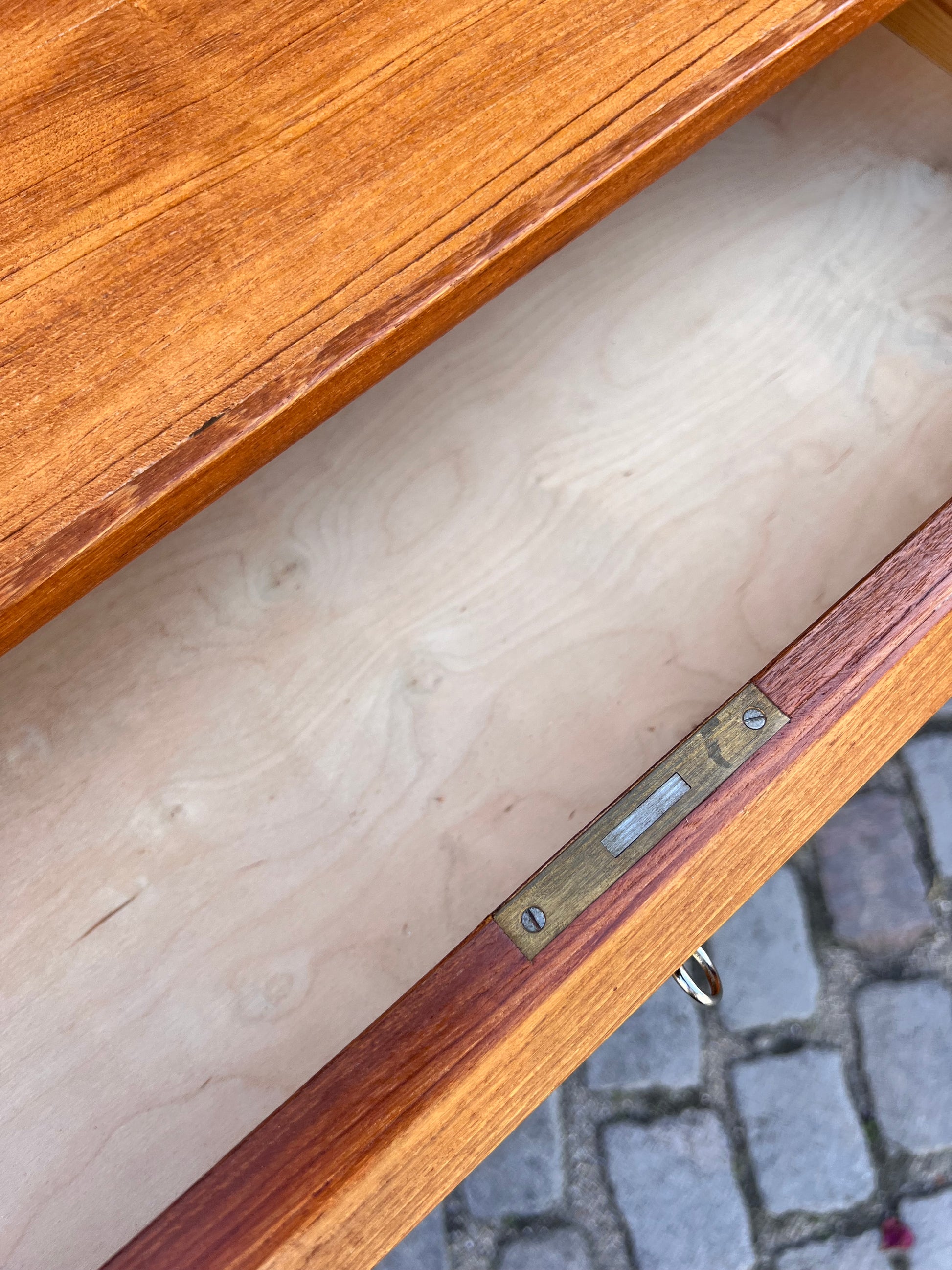 Kommode Teak mit durchgängigen Griffen & Schloss aus Dänemark