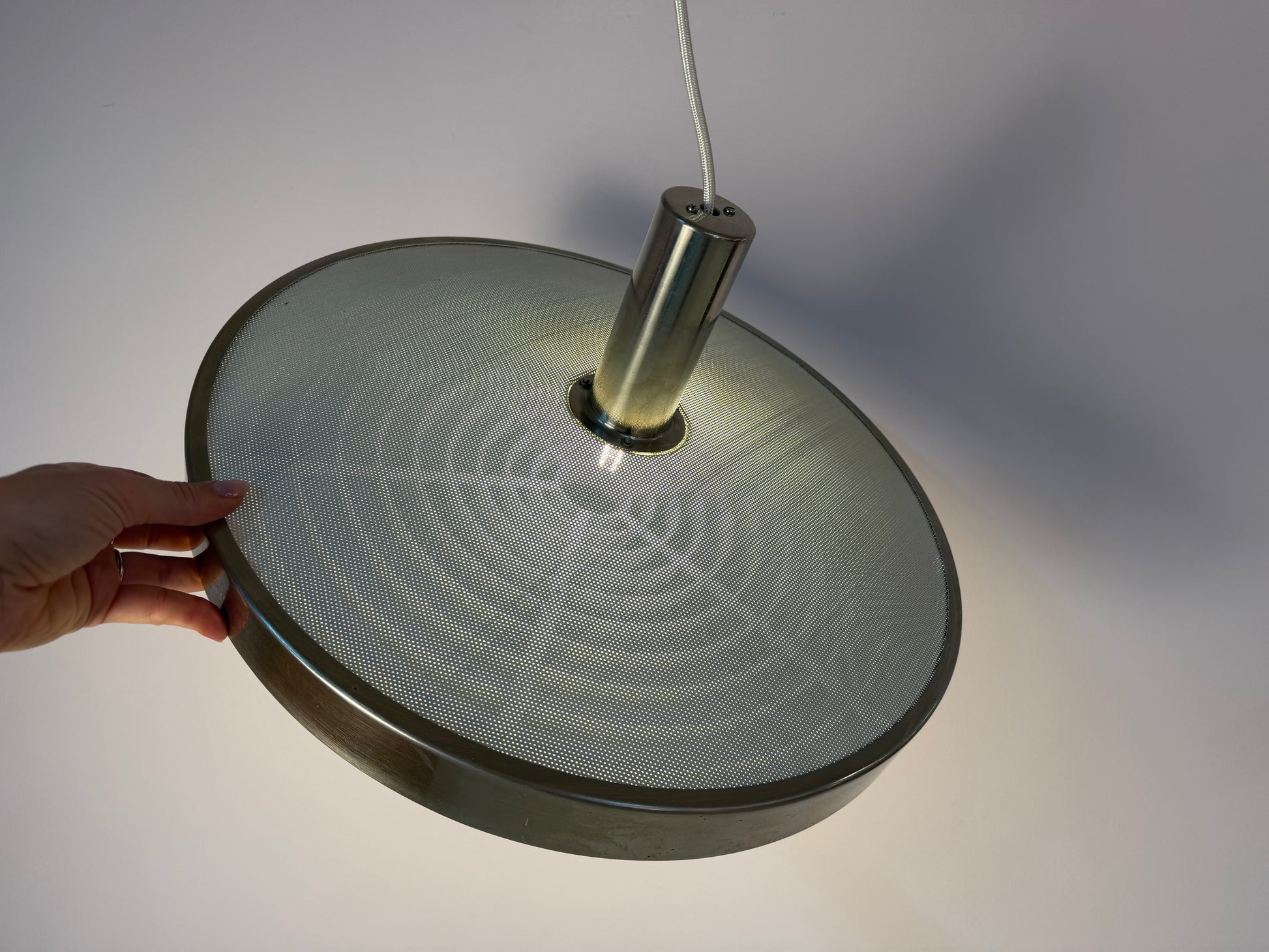Hängelampe silber weiß mit Gitteroptik aus Dänemark