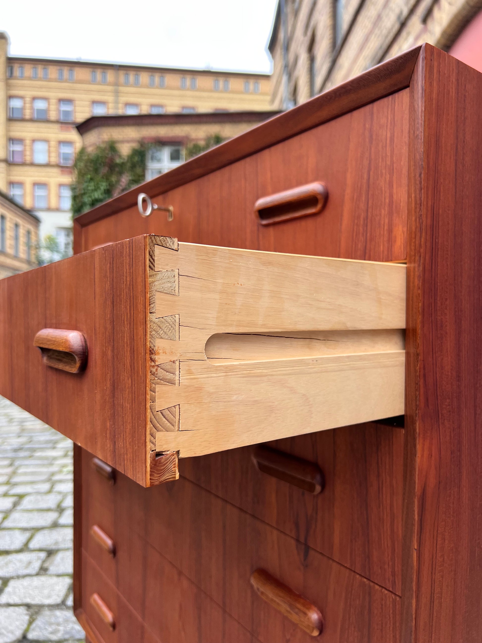 Kommode Teak mit Schloss aus Dänemark