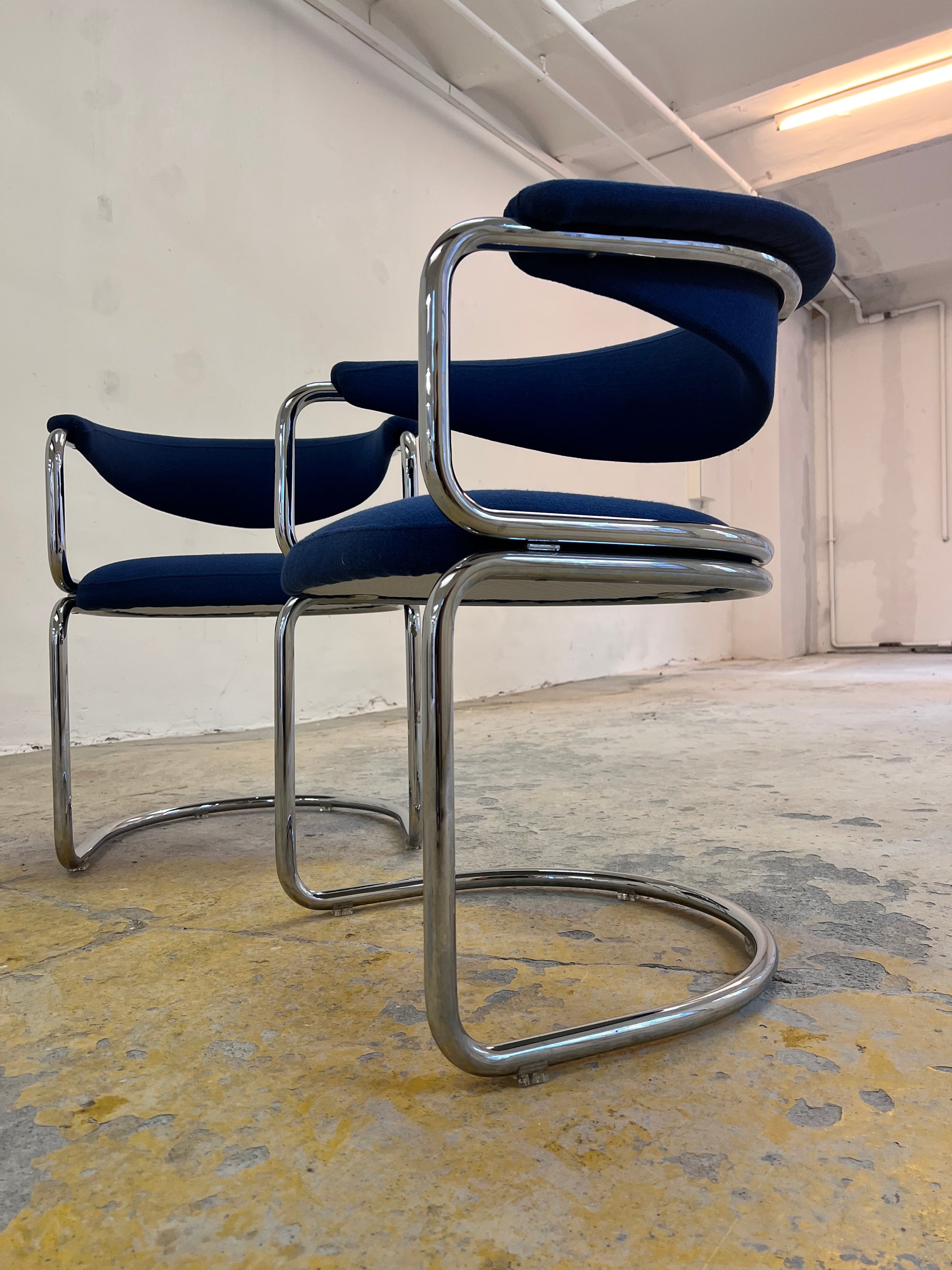 Freischwinger blau Chrom neu gepolstert