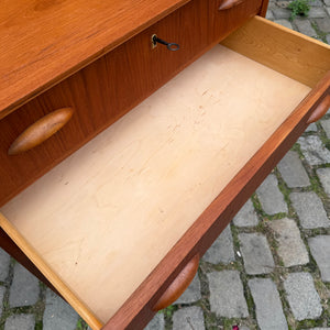 Kommode Teak mit Muschelgriffen & Schloss aus Dänemark