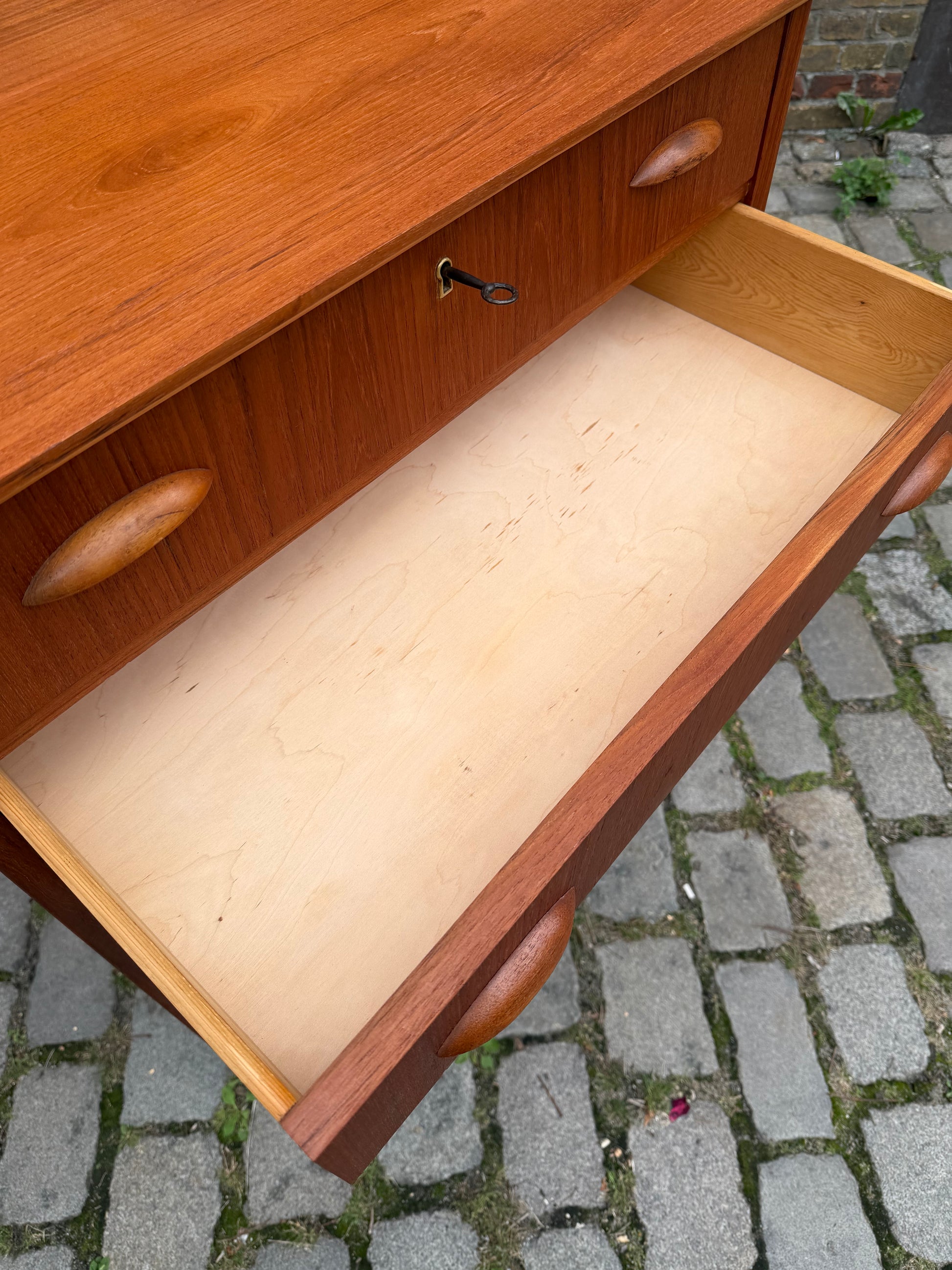Kommode Teak mit Muschelgriffen & Schloss aus Dänemark