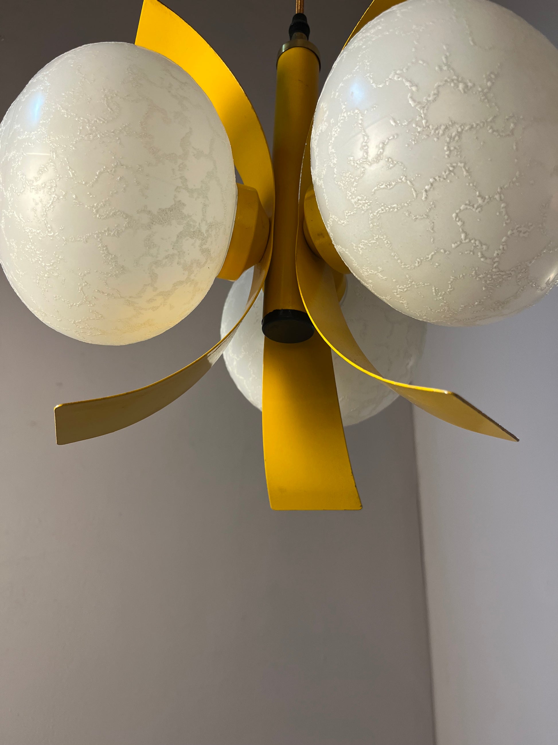 Hängelampe gelb weiß von Richard Essig