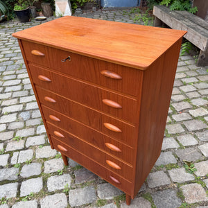 Kommode Teak mit Muschelgriffen & Schloss aus Dänemark