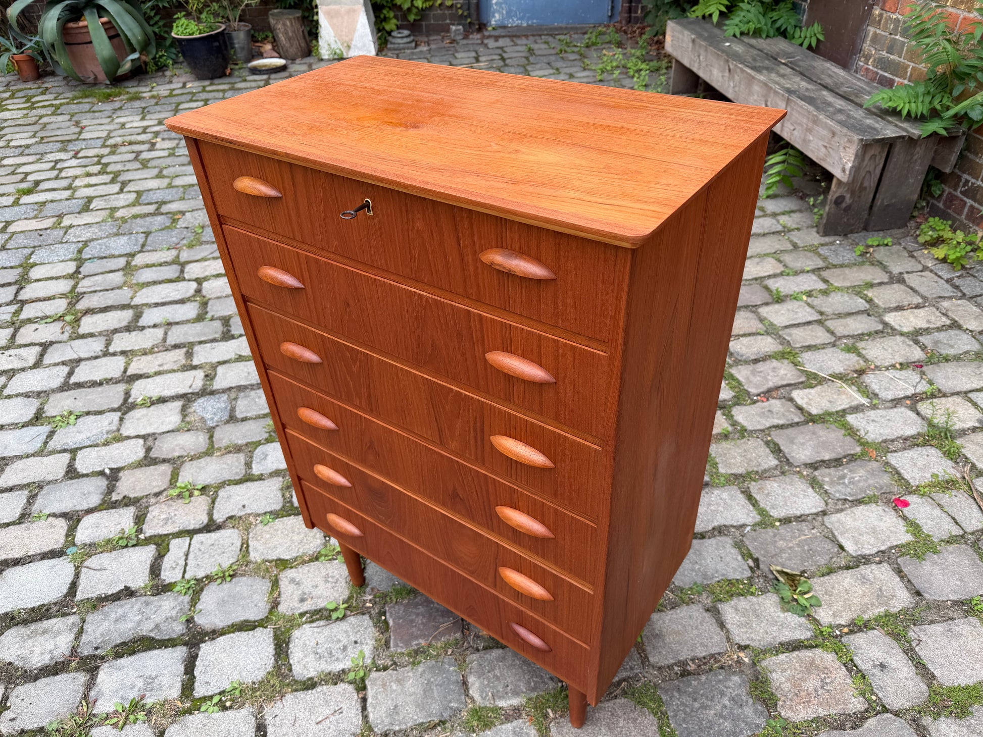 Kommode Teak mit Muschelgriffen & Schloss aus Dänemark