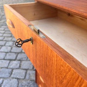 Kommode Teak mit Muschelgriffen aus Dänemark