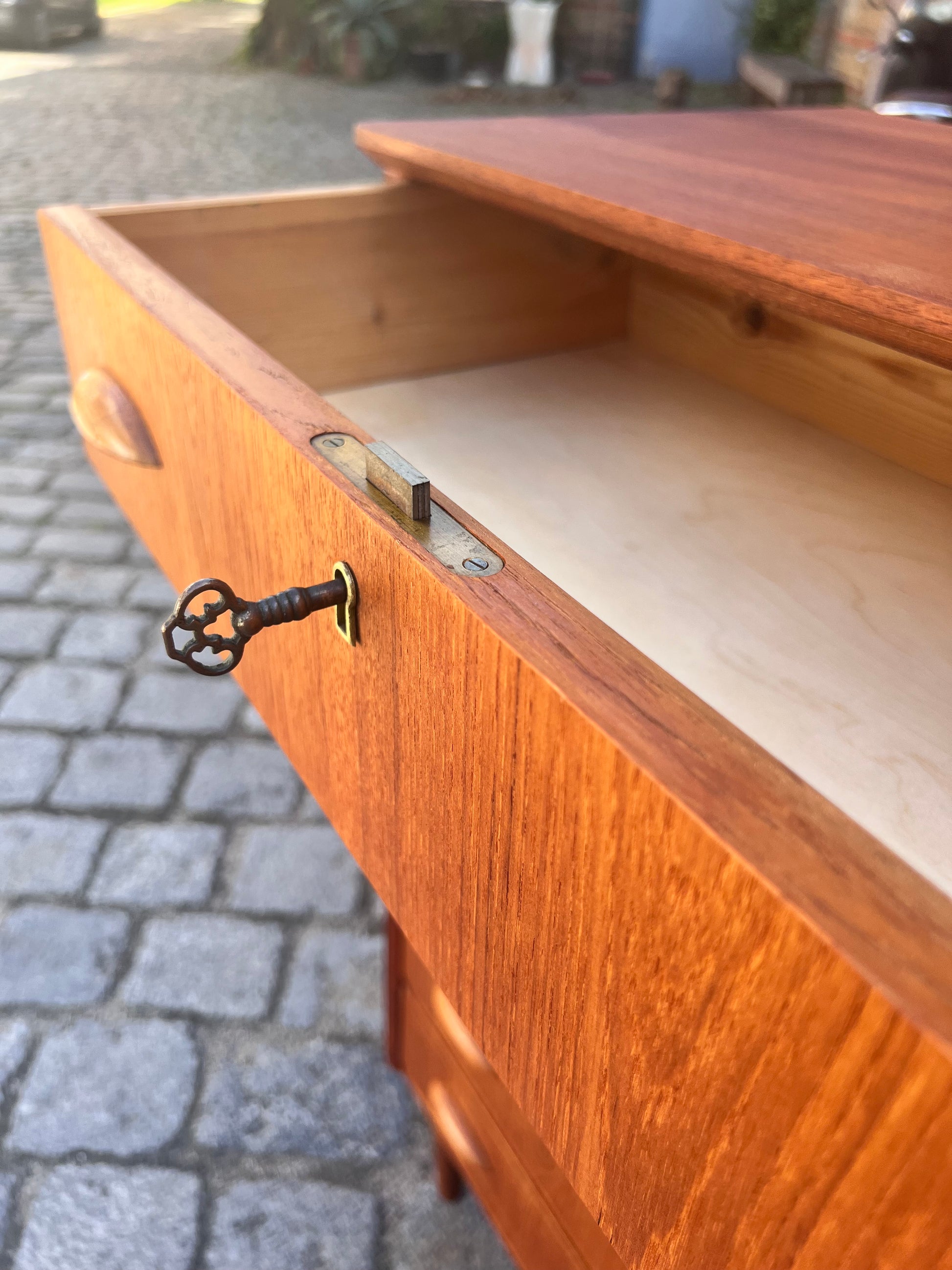 Kommode Teak mit Muschelgriffen aus Dänemark
