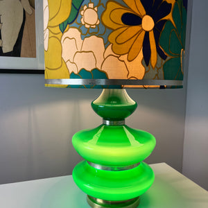 Tischlampe grün mit leuchtendem Glasfuß und floralem Schirm von Doria