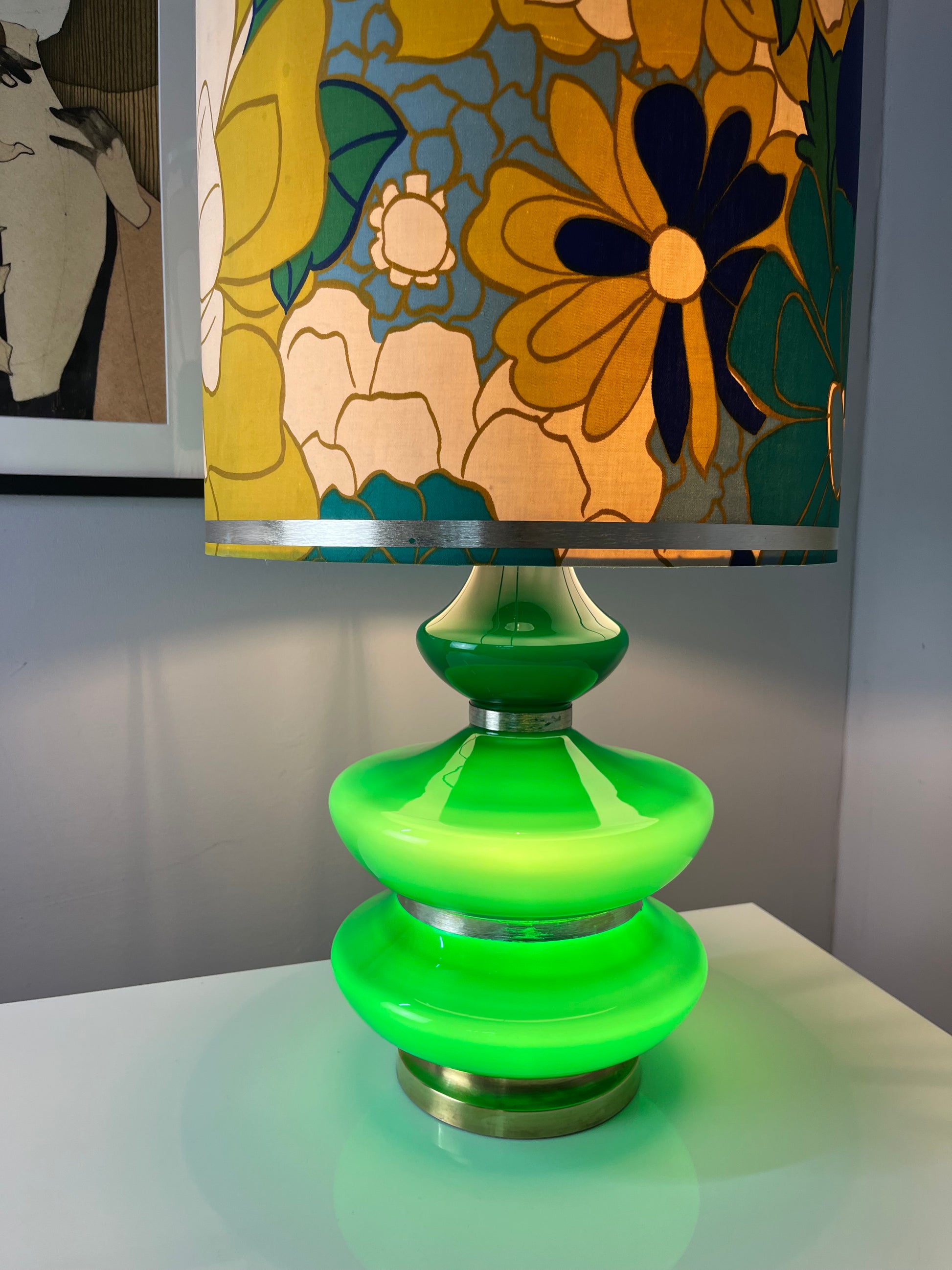 Tischlampe grün mit leuchtendem Glasfuß und floralem Schirm von Doria