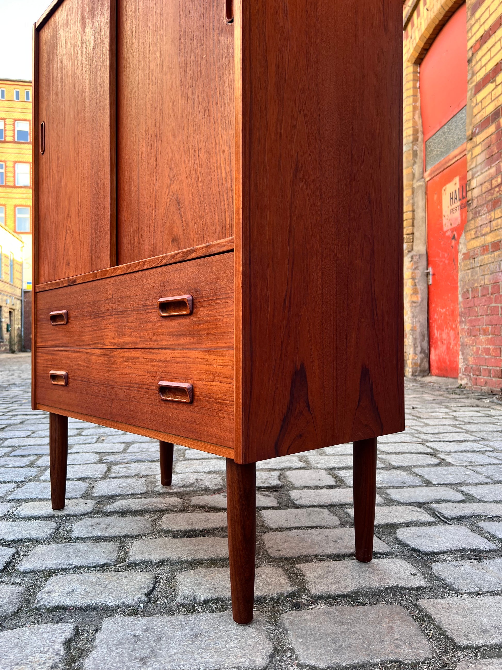 Schrank Teak mit Schiebetüren und Schubladen aus Dänemark