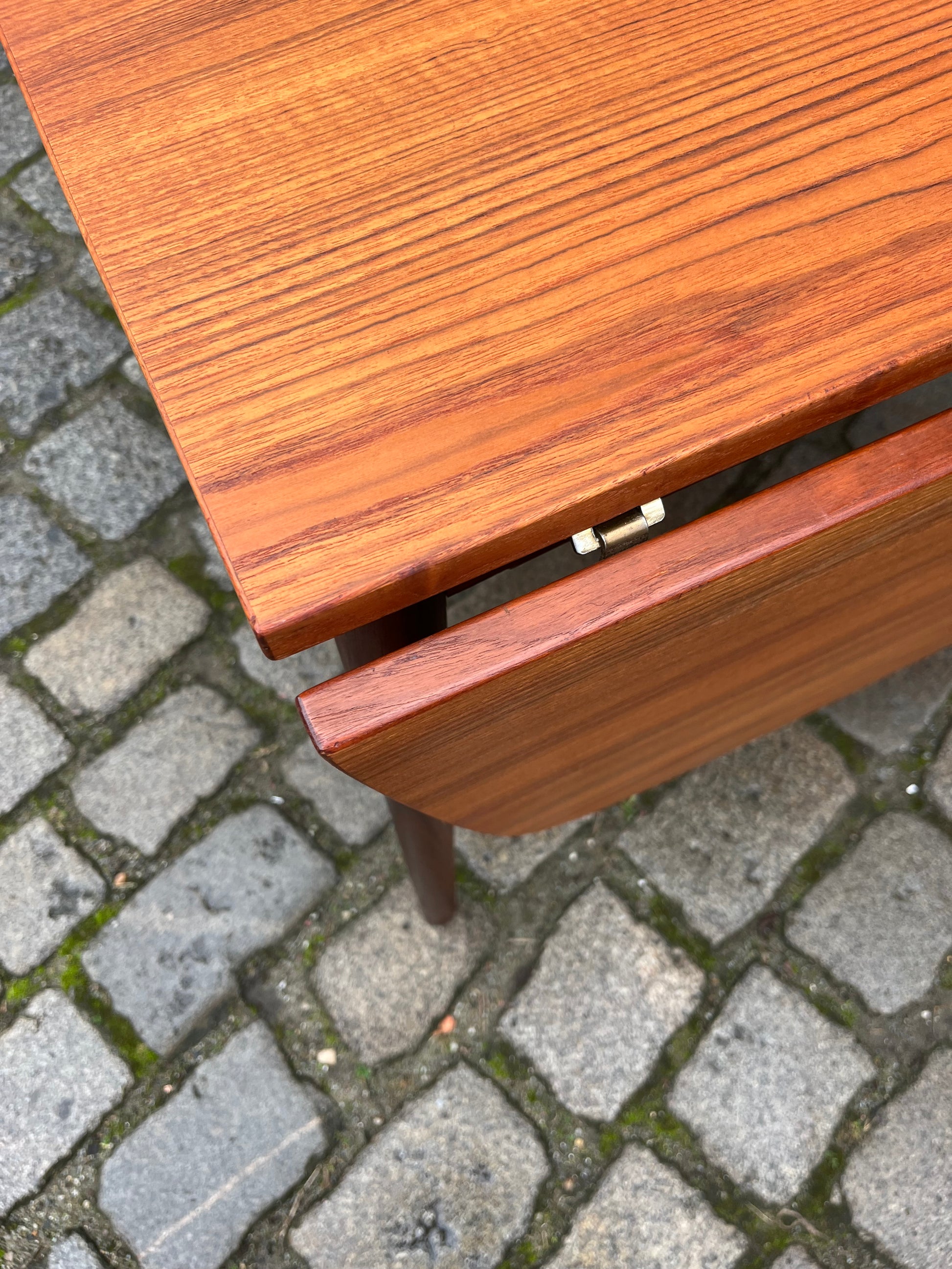 Esstisch Teak verlängerbar mit eingehängten Platten