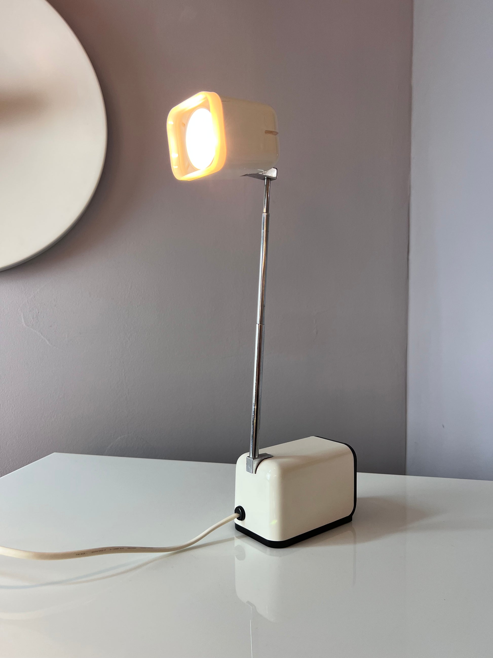 Tischlampe Modell 1001 weiß mit Teleskoparm von Karstadt