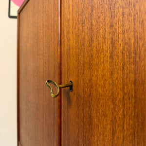 Schrank Teak mit Regalfach, Schloss & neuen Chromfüßen von Heinrich Riestenpatt