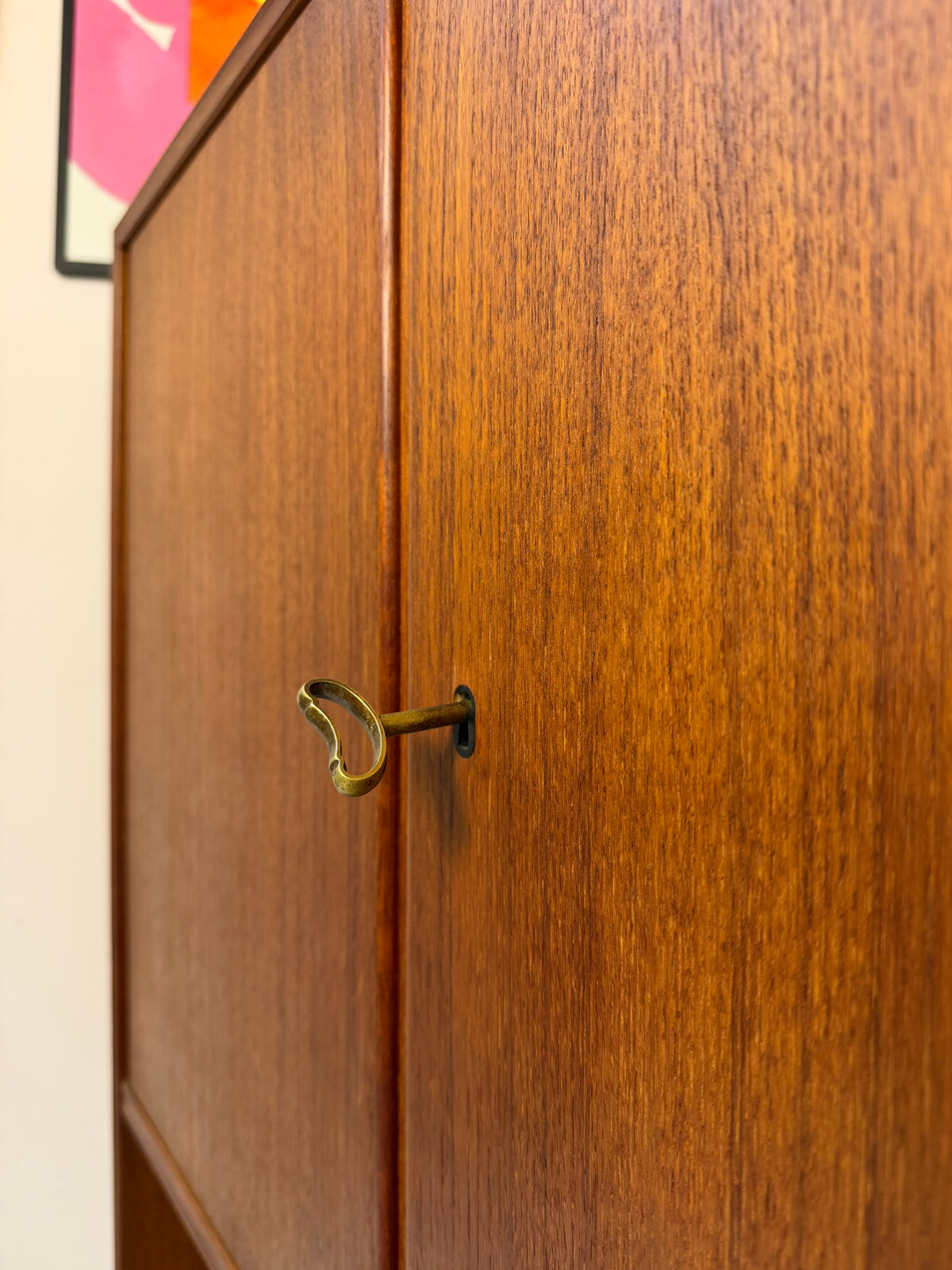 Schrank Teak mit Regalfach, Schloss & neuen Chromfüßen von Heinrich Riestenpatt