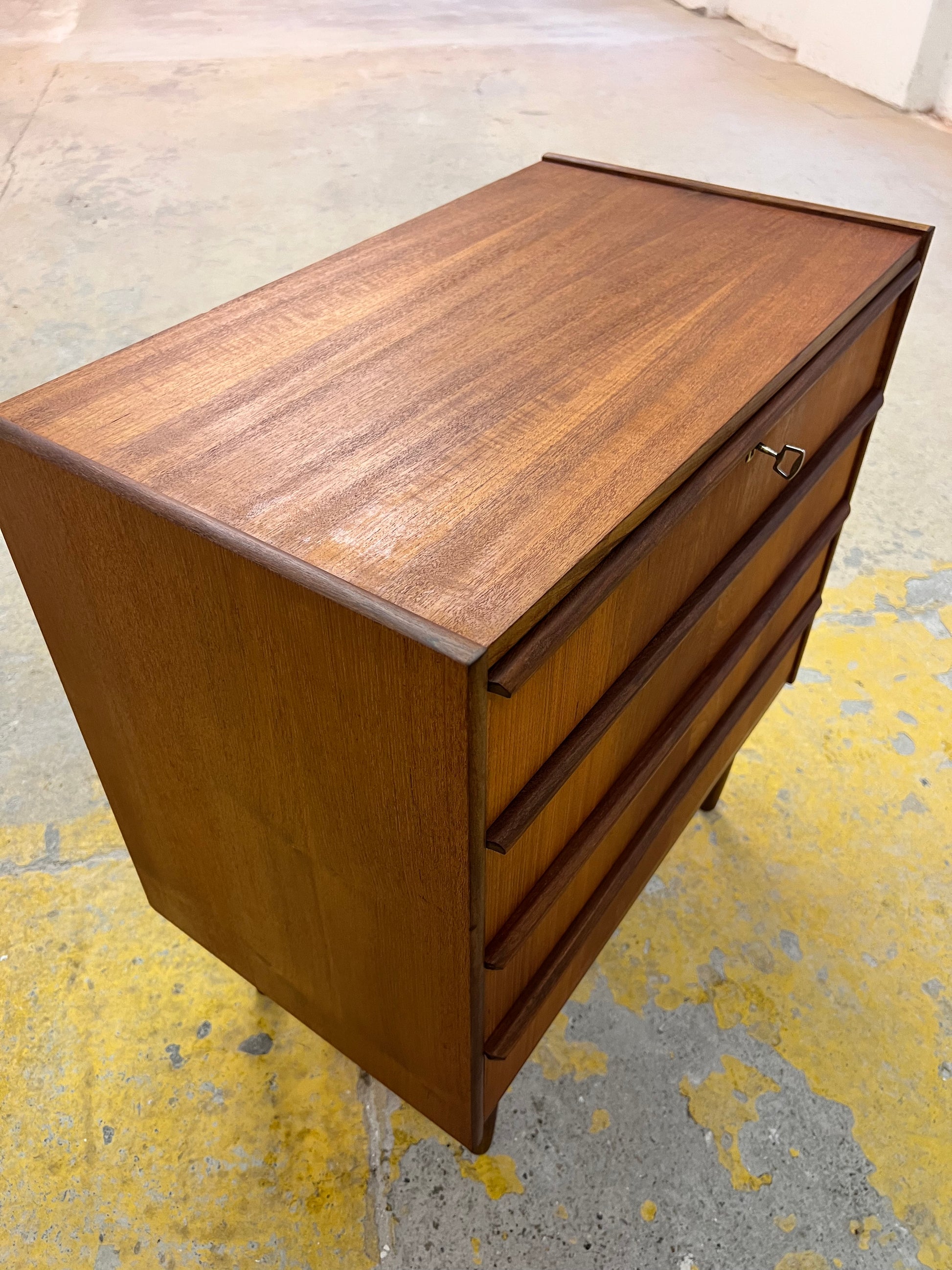 Kommode Nachtschrank Teak mit Schloss aus Dänemark