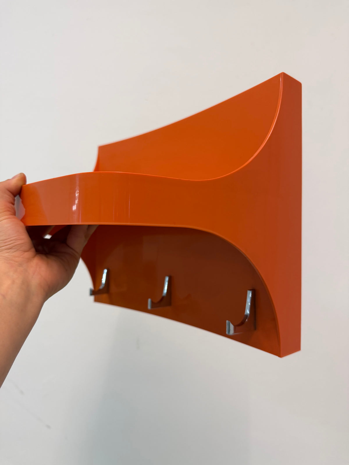 Wandregal orange Kunststoff mit Garderobenhaken