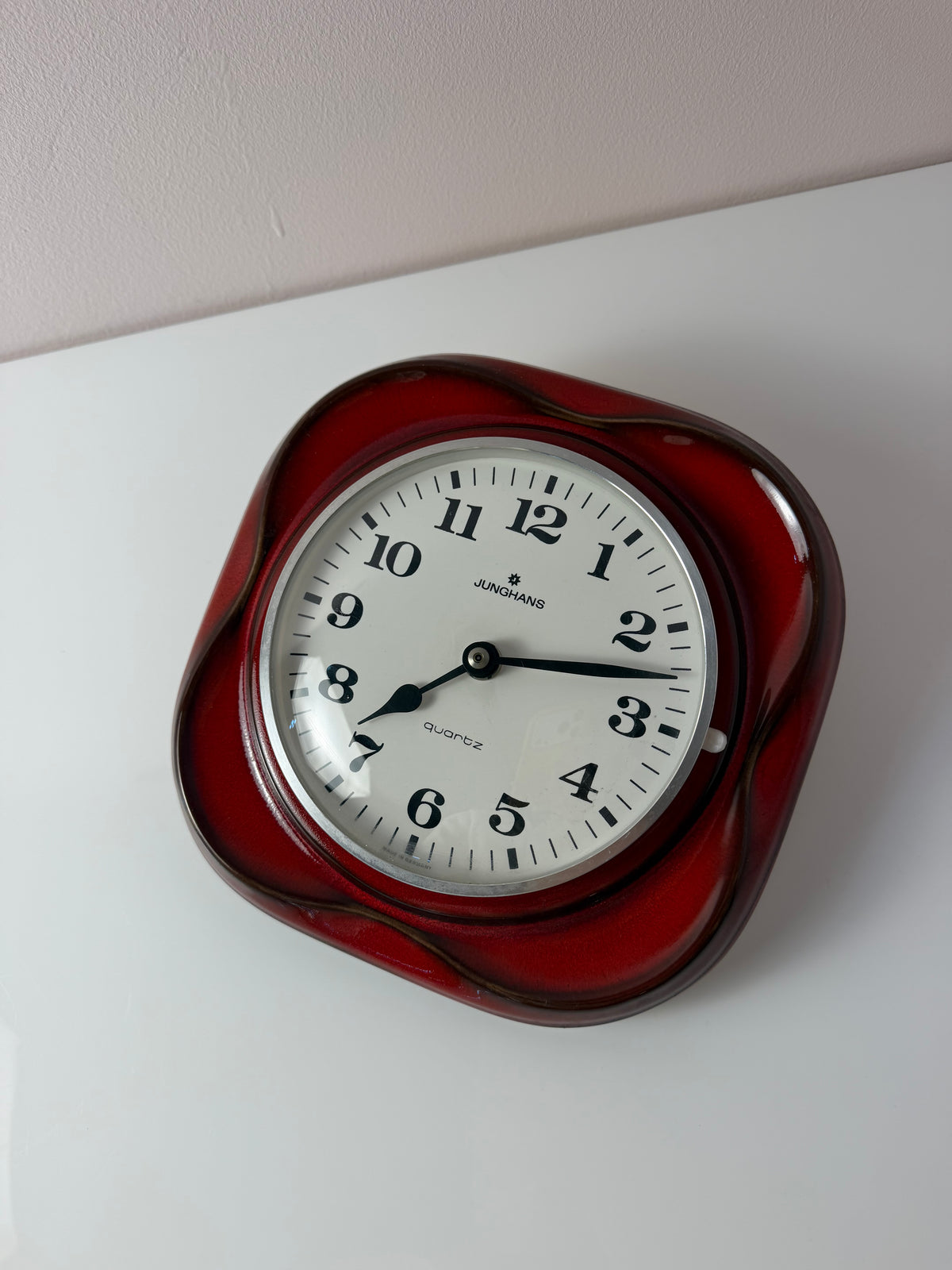 Wanduhr Modell 3688 rot von Junghans Quartz