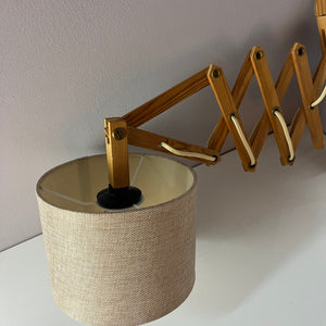 Scherenlampe beige Holz von Le Klint