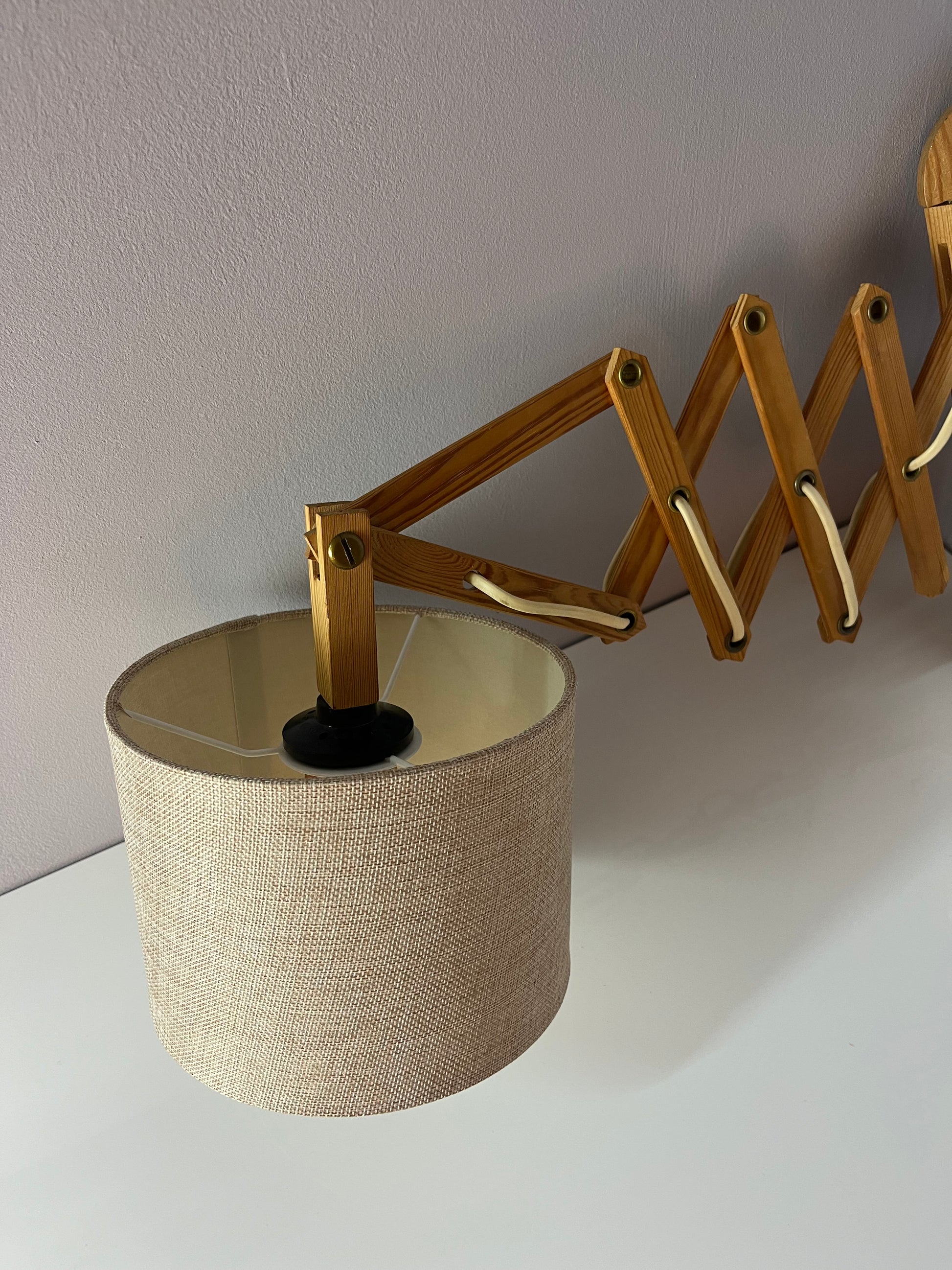 Scherenlampe beige Holz von Le Klint