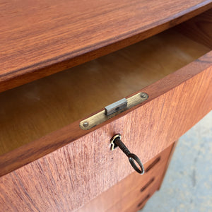 Halbrunde Kommode Teak mit Schloss aus Dänemark