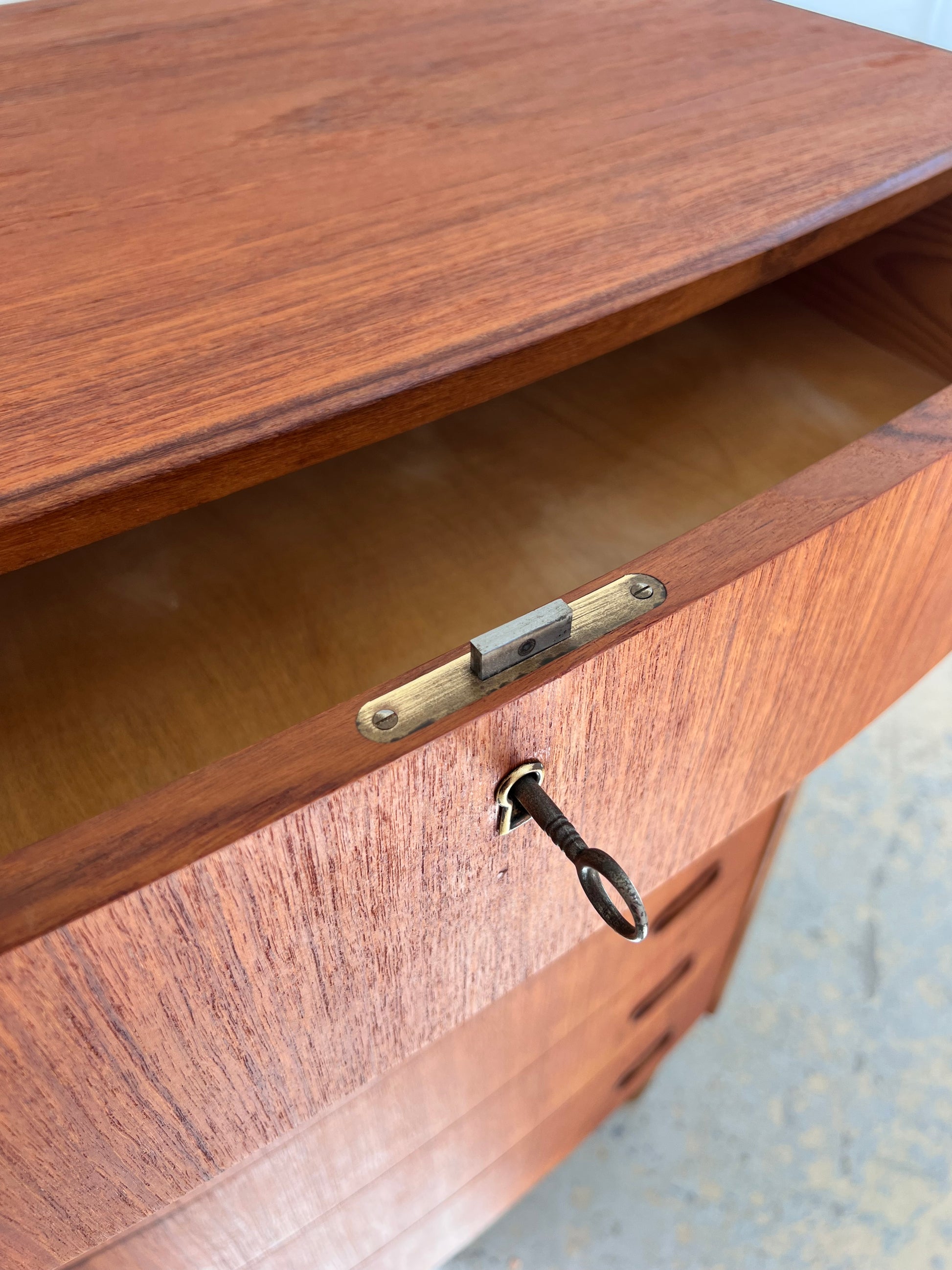 Halbrunde Kommode Teak mit Schloss aus Dänemark