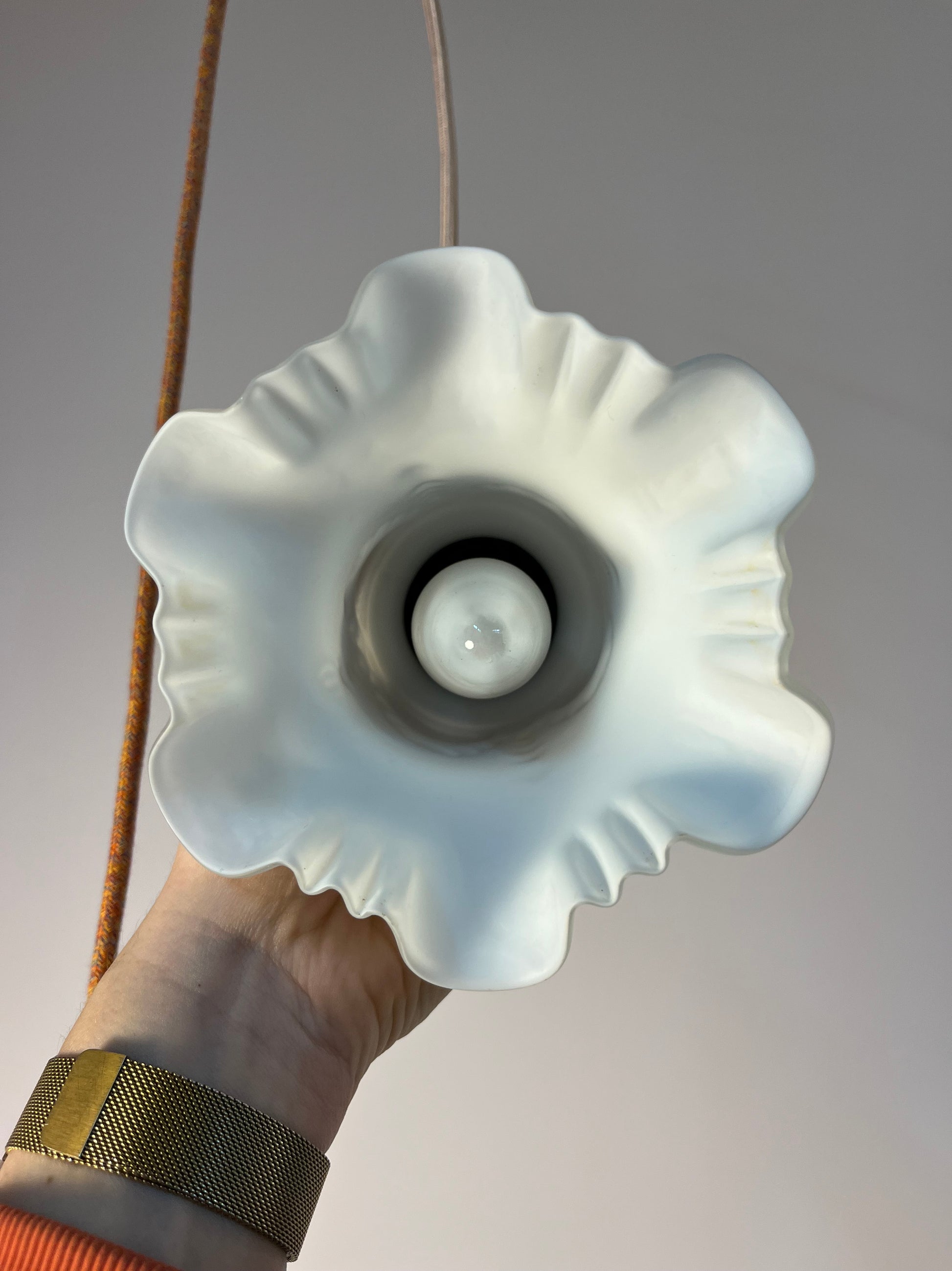 Blumenlampe Milchglas Messing aus Dänemark