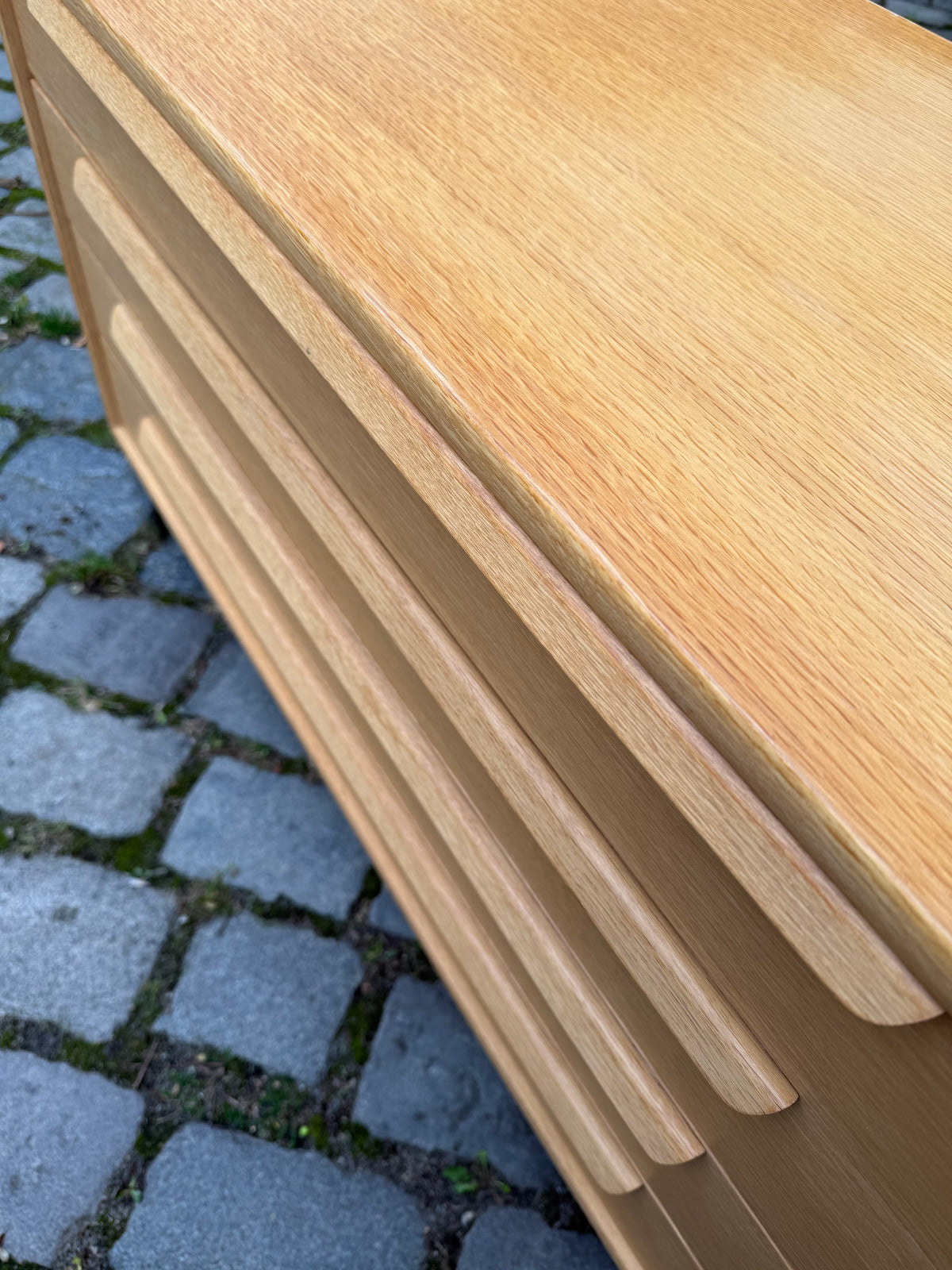 Kommode Eiche mit neuen Chromfüßen von WK Möbel