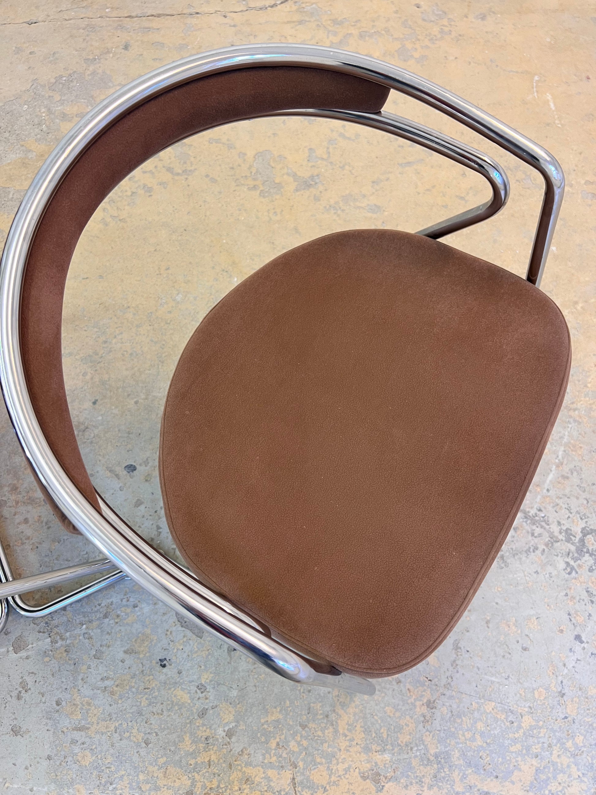 Polsterstuhl Chrom mit braunem Velour