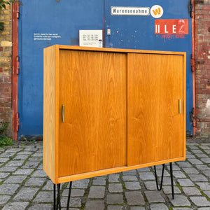 Schrank Typ 605/2 Esche auf Hairpinlegs von Hellerau