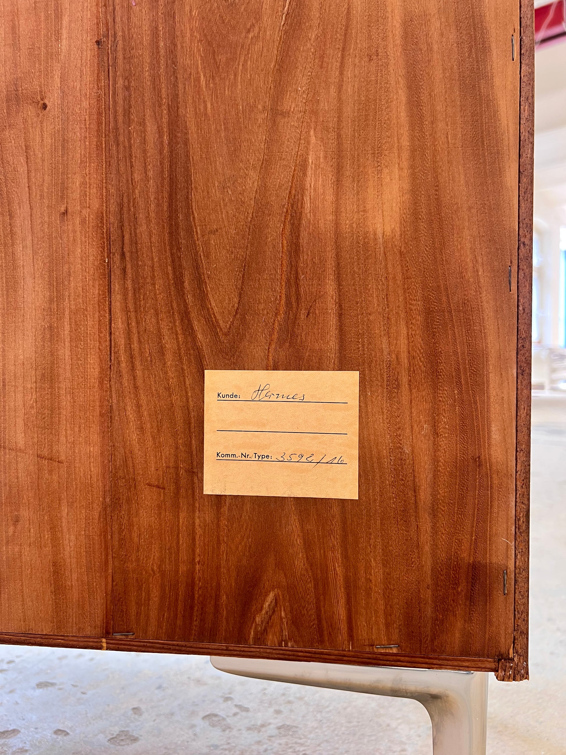 Schrank Nussbaum mit Schloss & neuen Chromfüßen