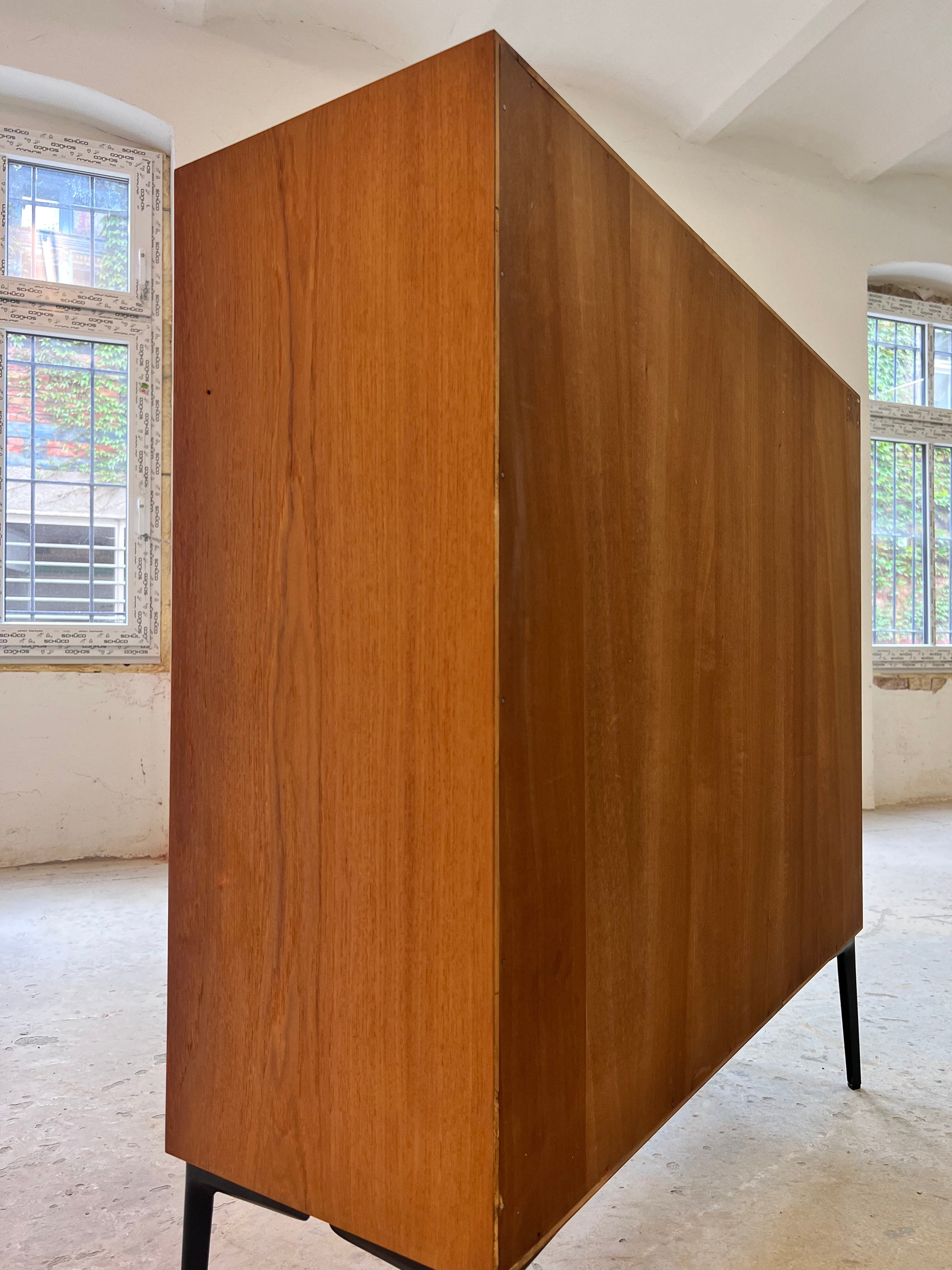 Regal Teak mit neuen Metallfüßen von IDEE Möbel