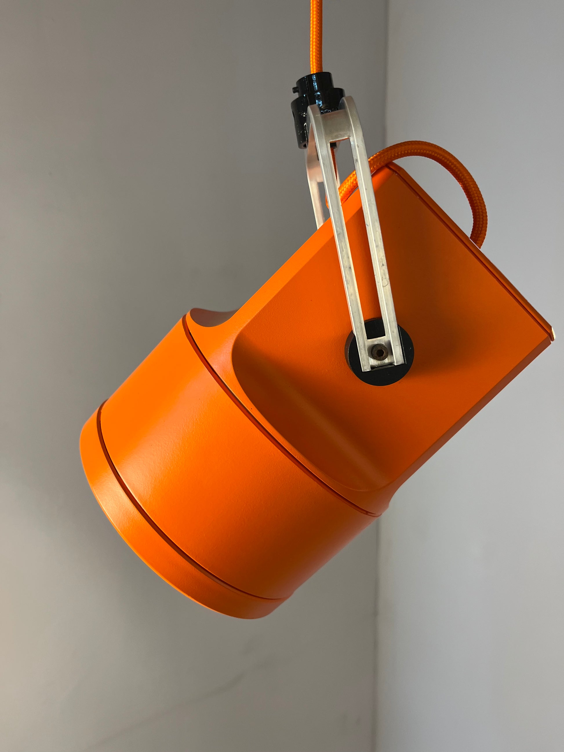 Strahler Unispot orange neu lackiert von Louis Poulsen