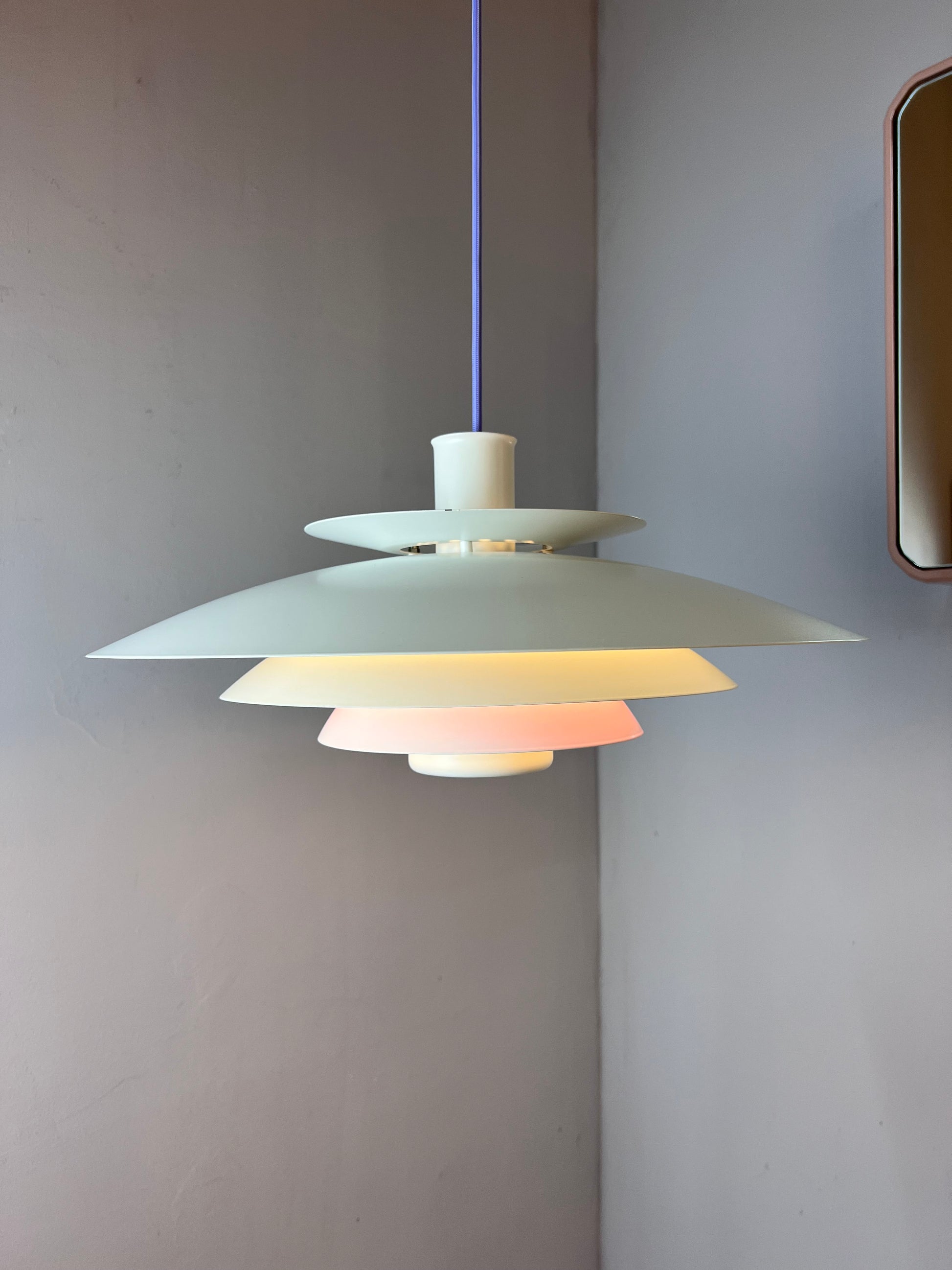 Lamellenlampe weiß lila von Formlight