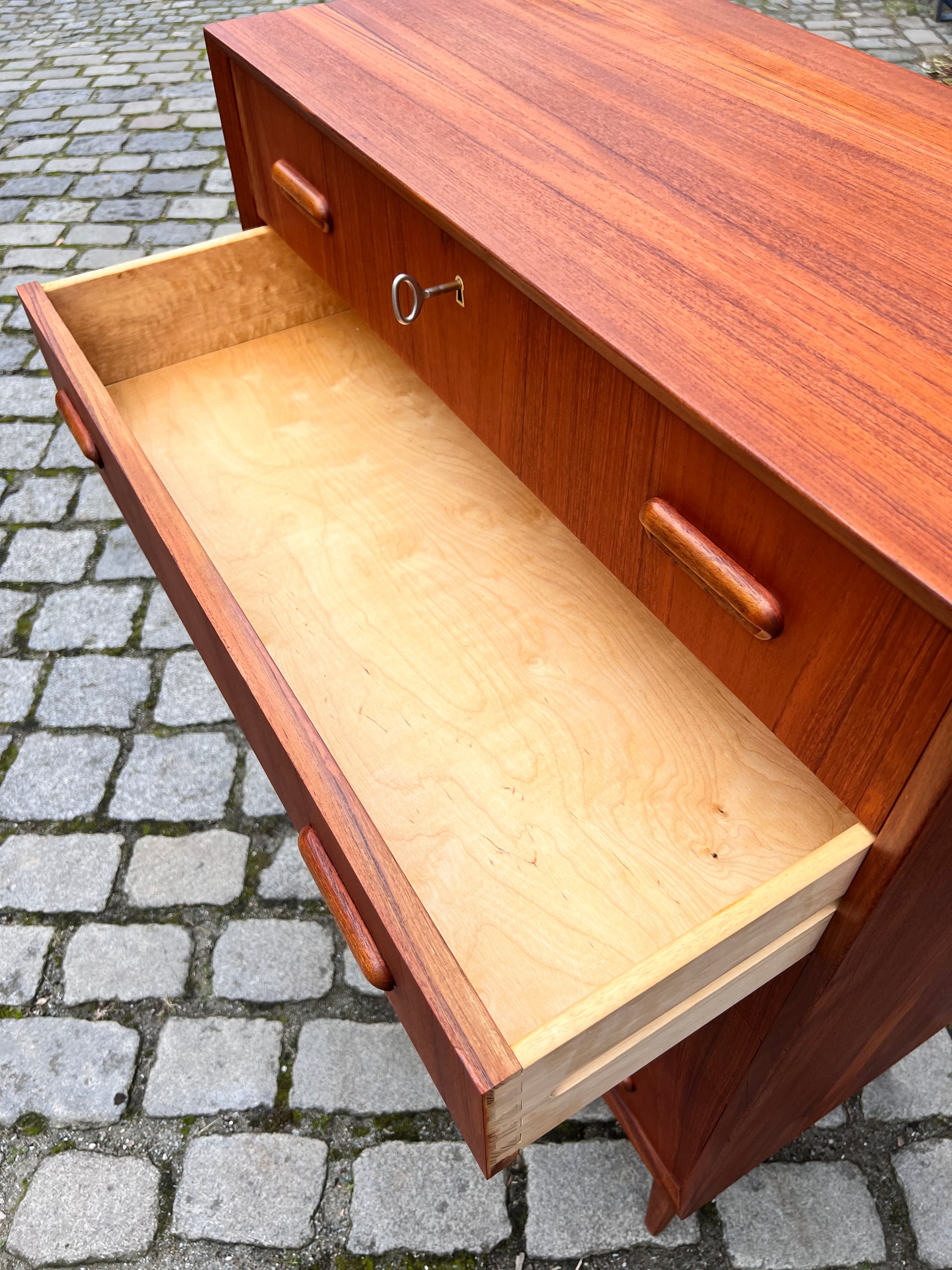 Kommode Teak mit Schloss aus Dänemark