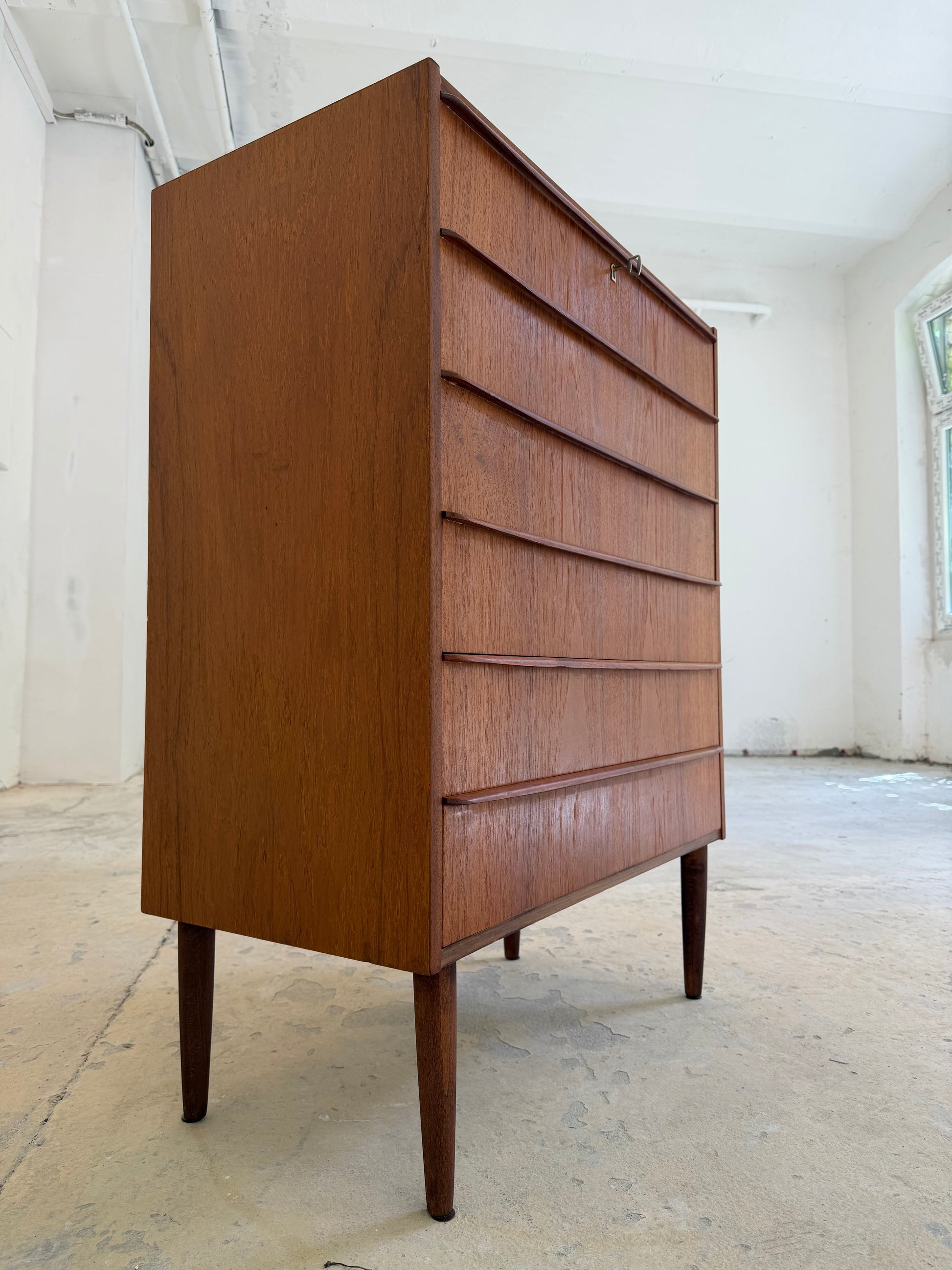 Kommode Teak mit durchgehenden Griffen & Schloss aus Dänemark