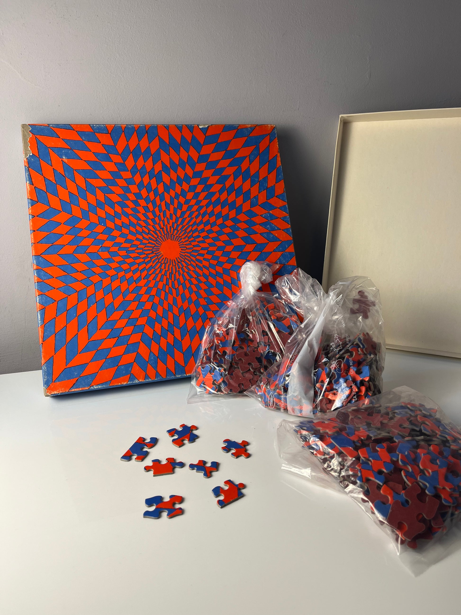 Puzzle "Ambiguous Corolla" rot blau von Claudia Carrel für Springbok Editions