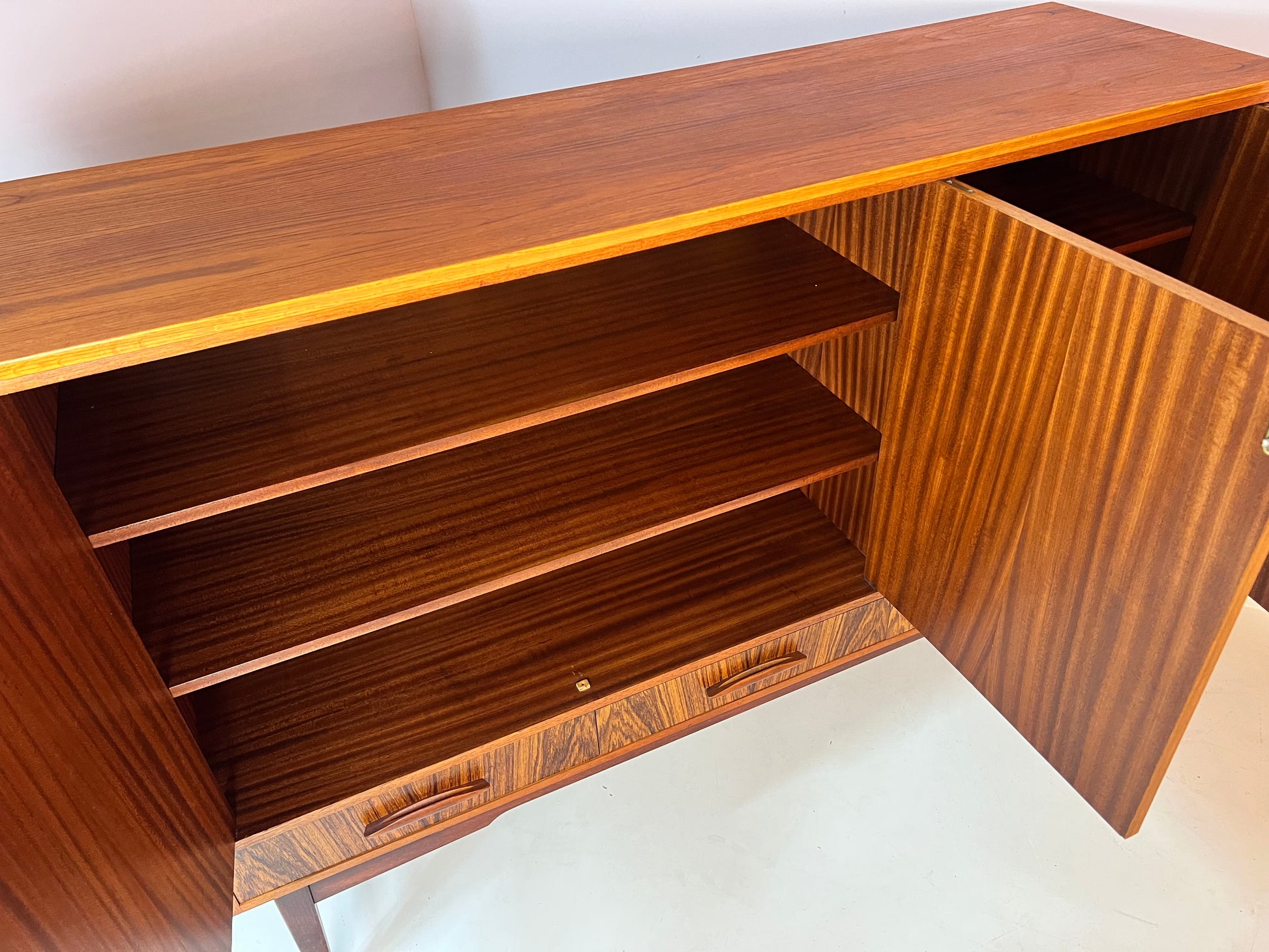 Highboard Teak & Walnuss aus Schweden