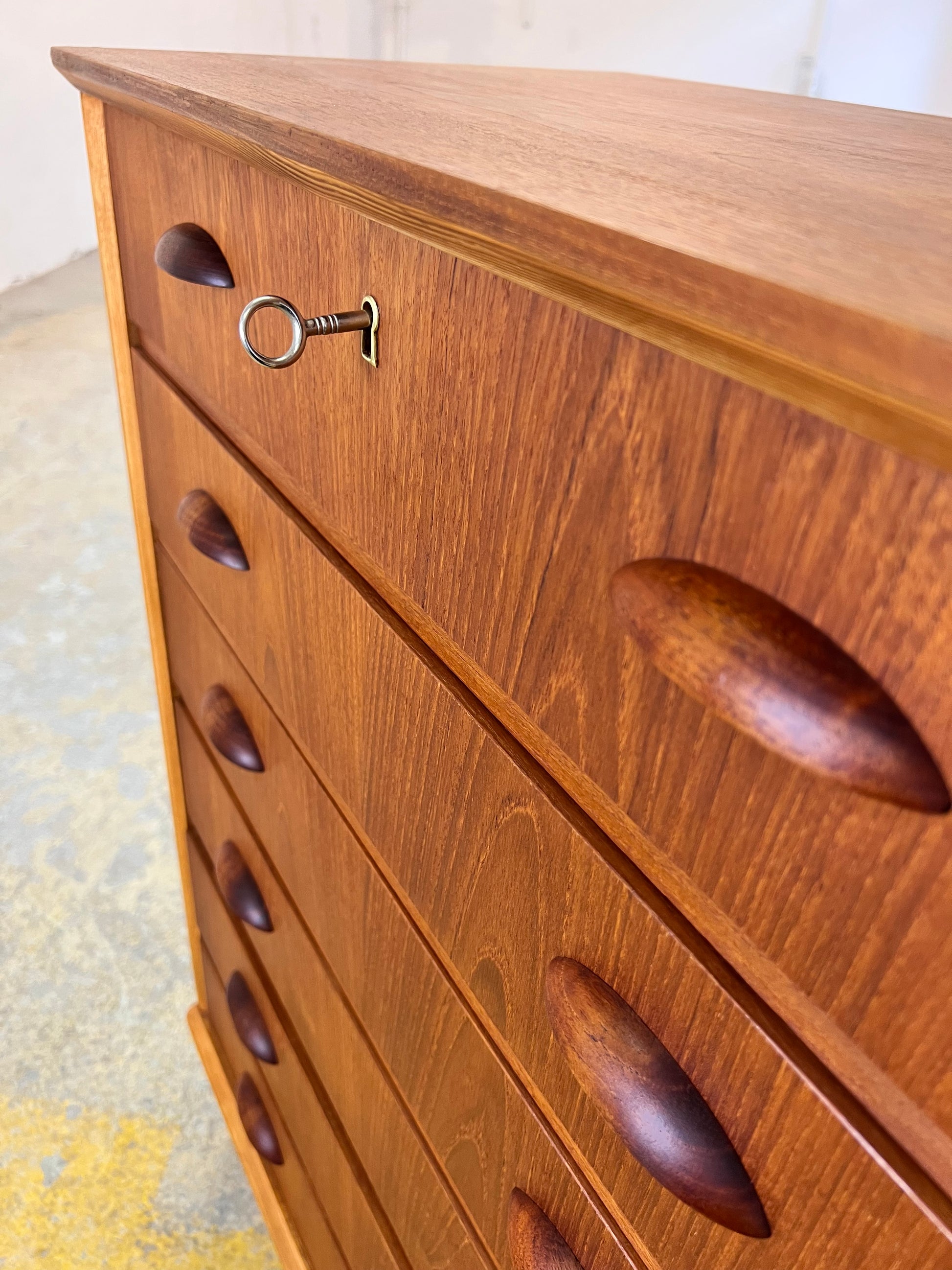 Kommode Teak mit Muschelgriffen aus Dänemark