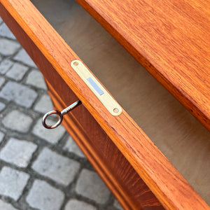 Kommode Teak mit durchgehenden Griffen und Schloss aus Dänemark