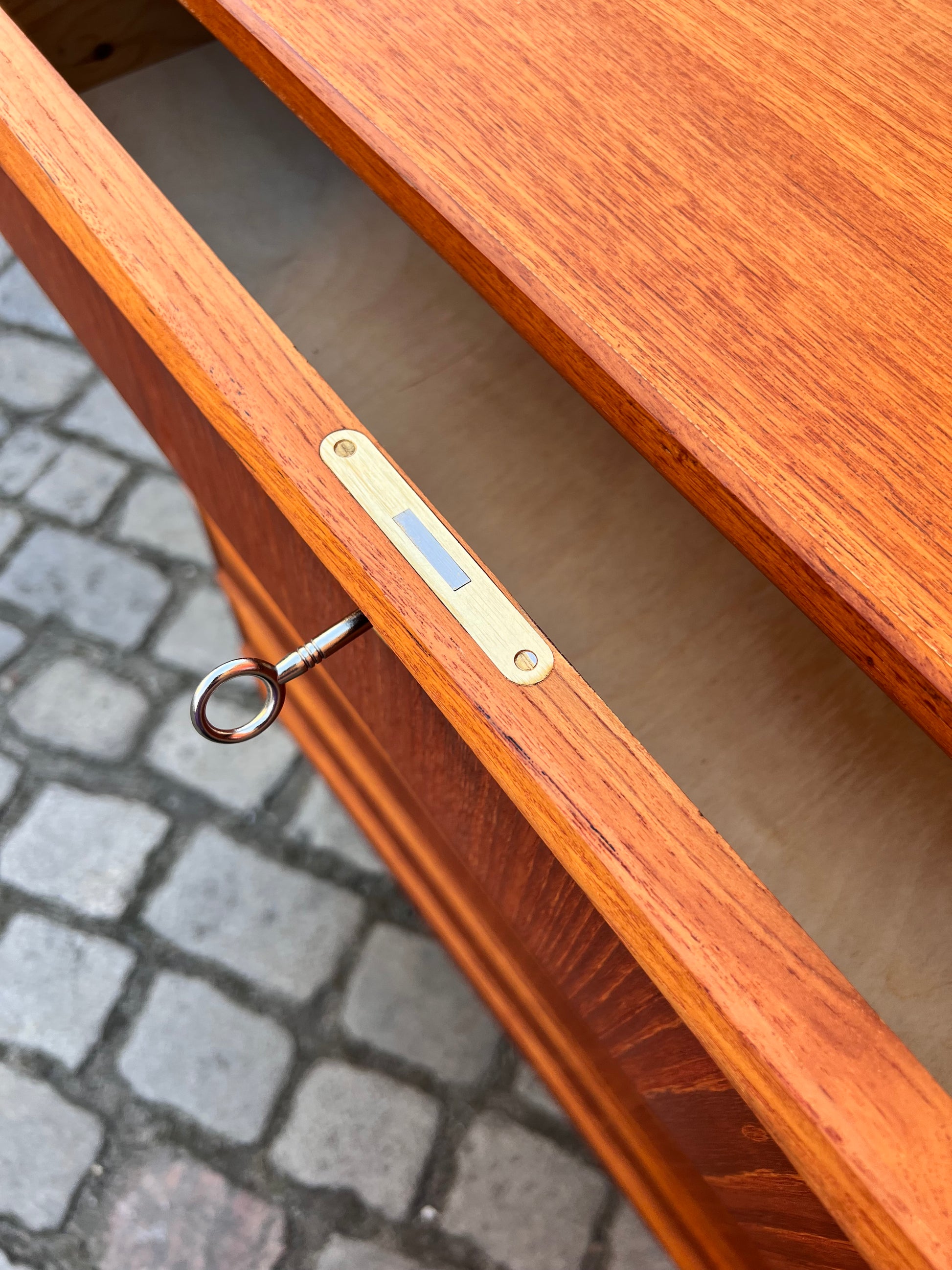 Kommode Teak mit durchgehenden Griffen und Schloss aus Dänemark