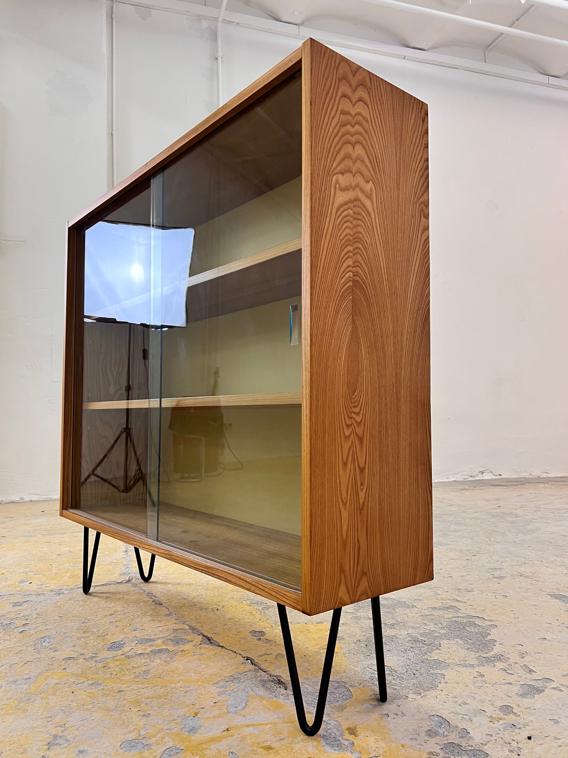 Vitrine / Bücherregal mit Glastüren Typ 605 auf Hairpinlegs von Herbert Eilenberg für Hellerau