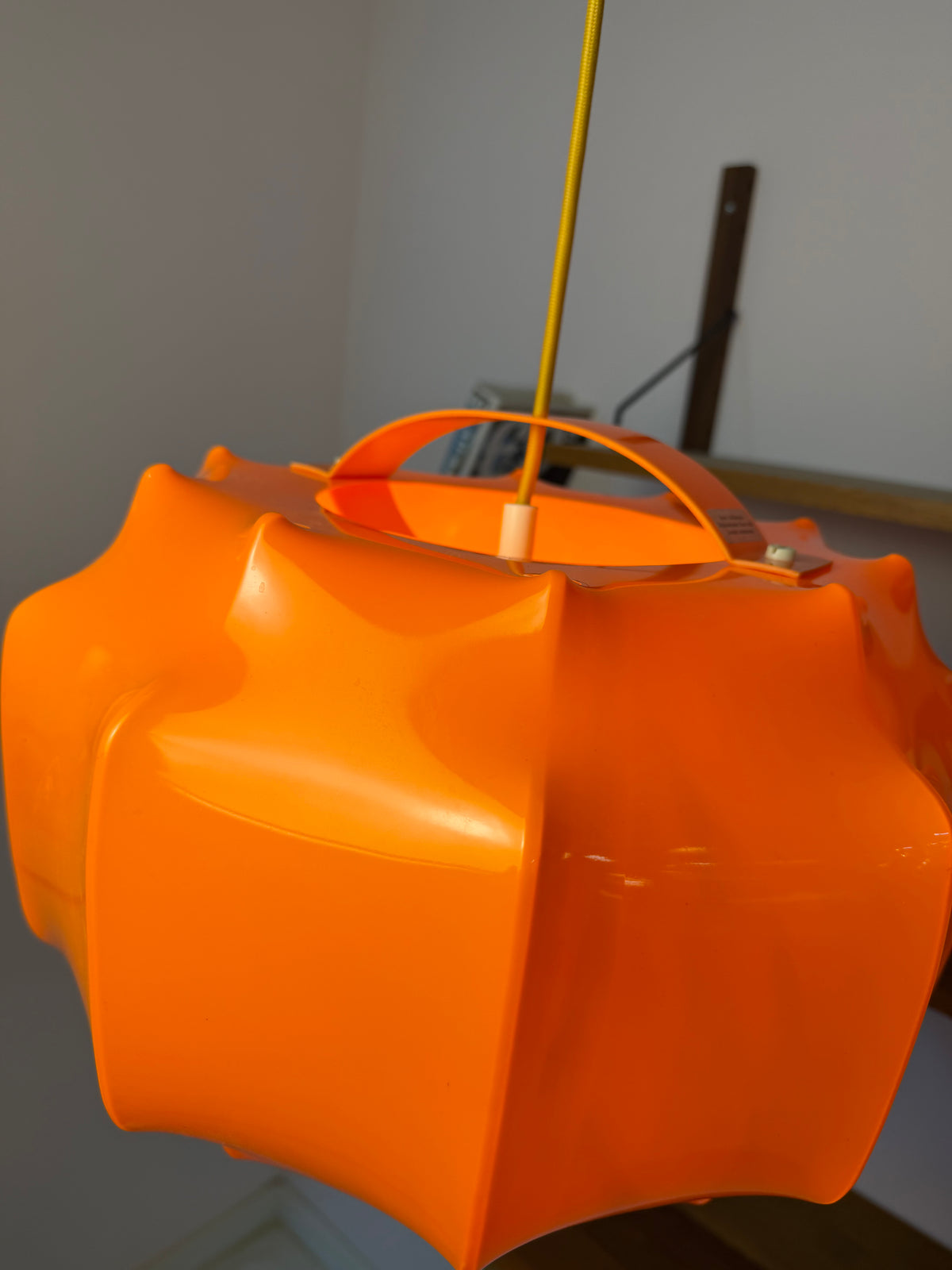 Hängelampe orange mit gelbem Kabel von Ilka Plast
