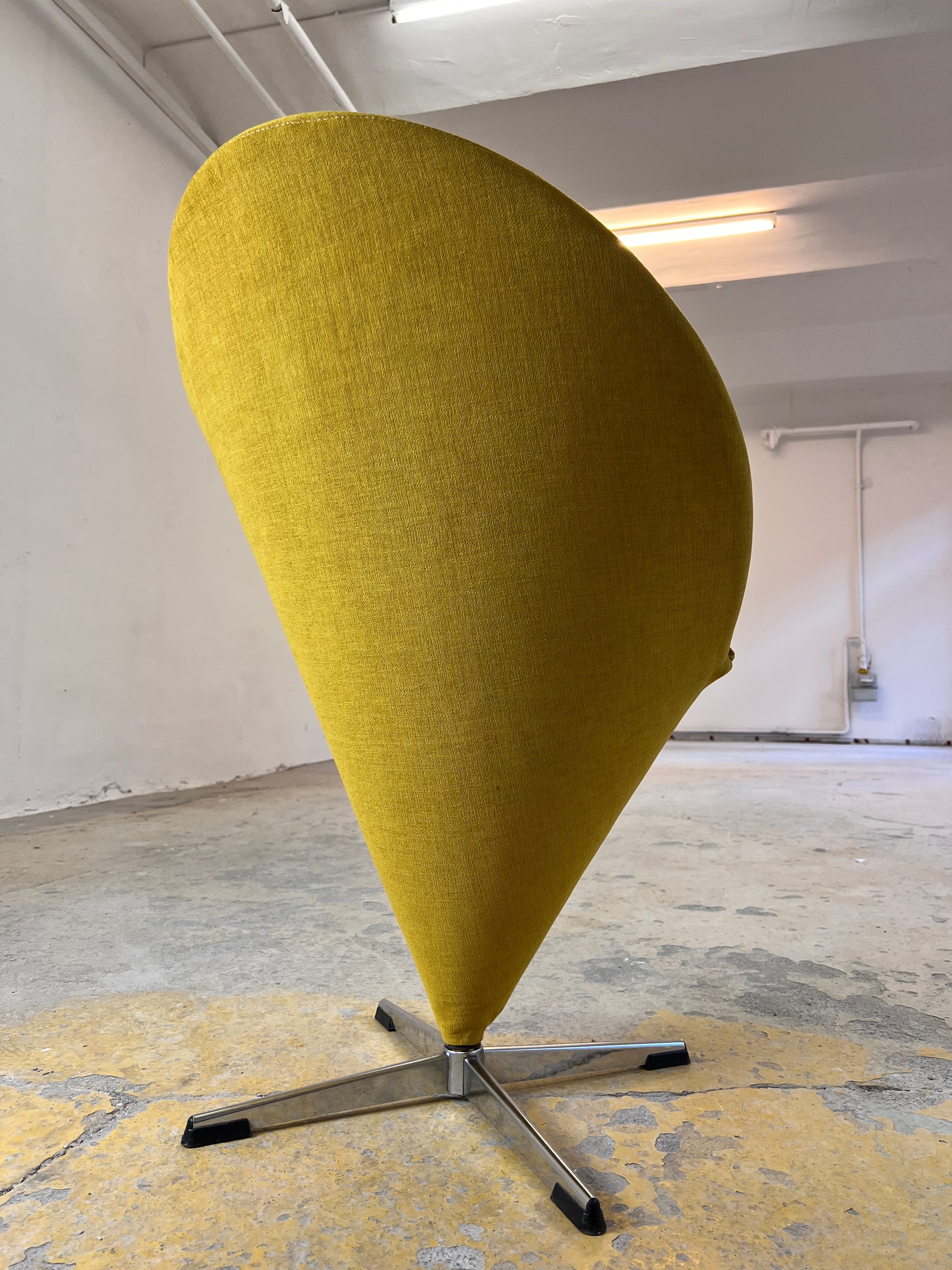 „Cone Chair“ gelb von Verner Panton neu bezogen