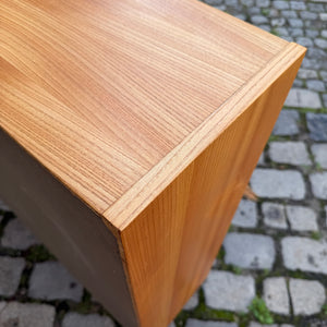 Vitrine Esche mit neuen Chromfüßen von Hellerau