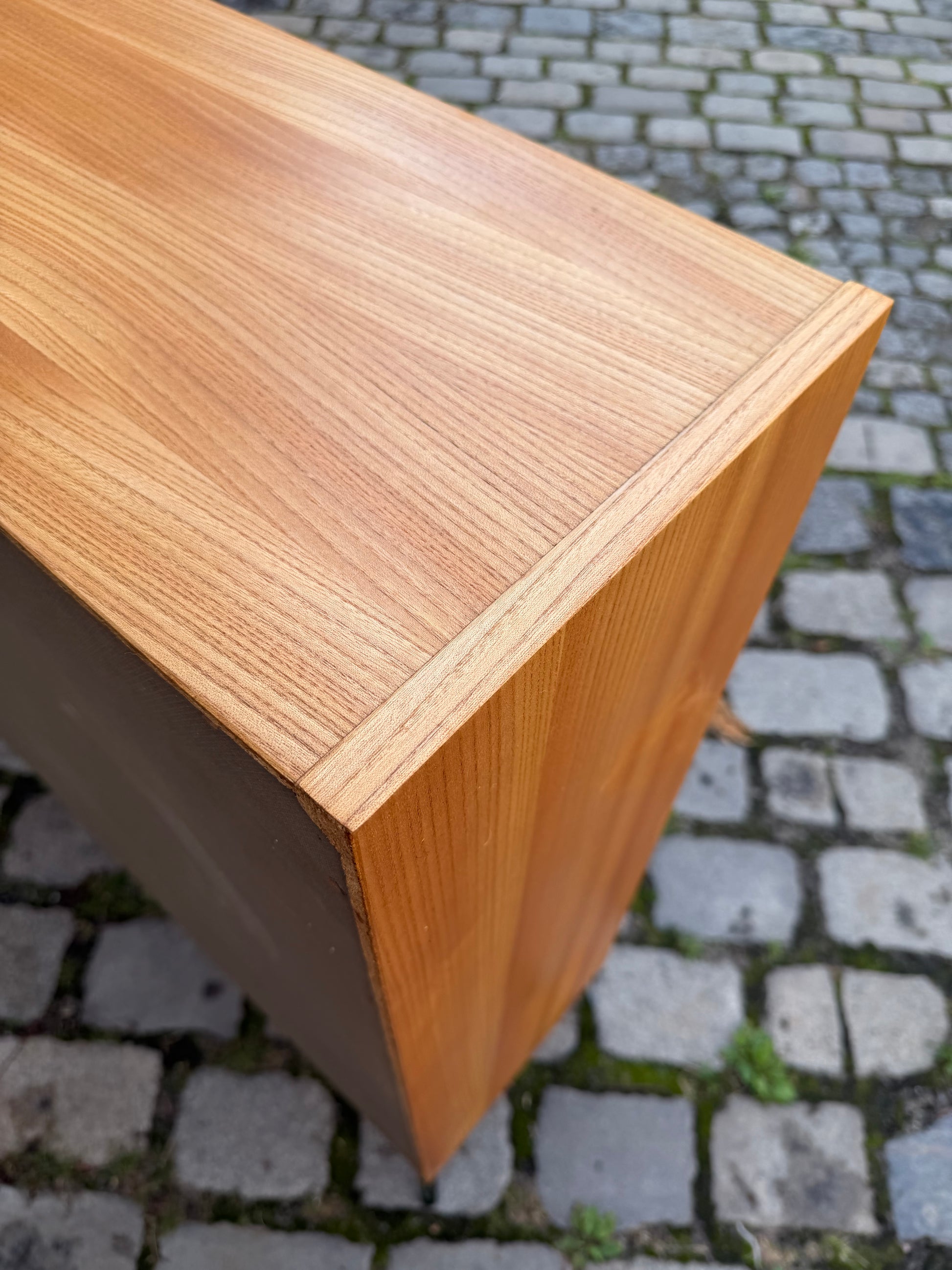 Vitrine Esche mit neuen Chromfüßen von Hellerau